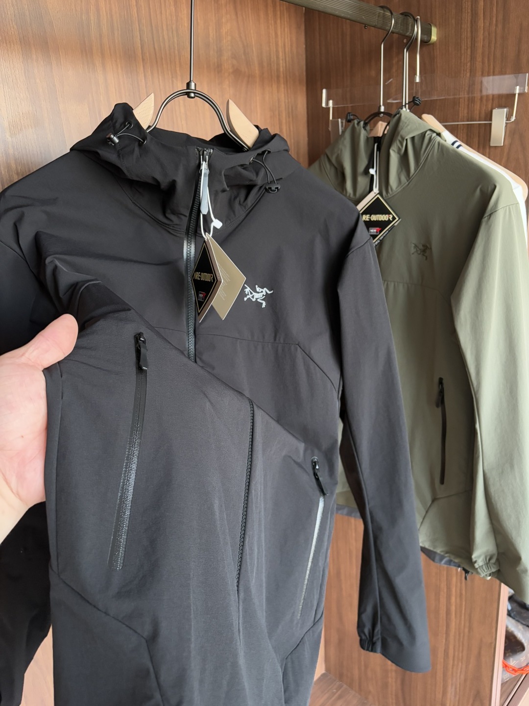 爆款 顶配 Beta SL冲锋衣是一款专为户外探险设计的高性能外套。
采用GORE-TEX 面料。
具备