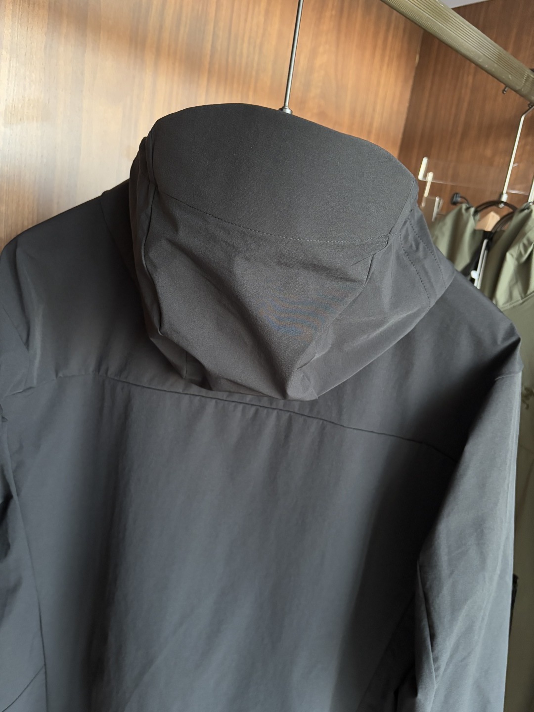 爆款 顶配 Beta SL冲锋衣是一款专为户外探险设计的高性能外套。
采用GORE-TEX 面料。
具备