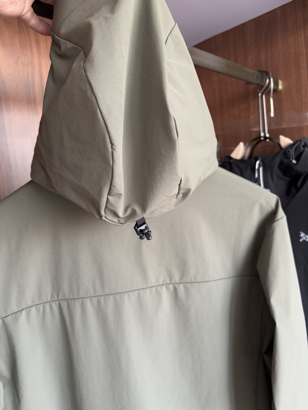 。爆款 顶配 Beta SL冲锋衣是一款专为户外探险设计的高性能外套。
采用GORE-TEX 面料。
具