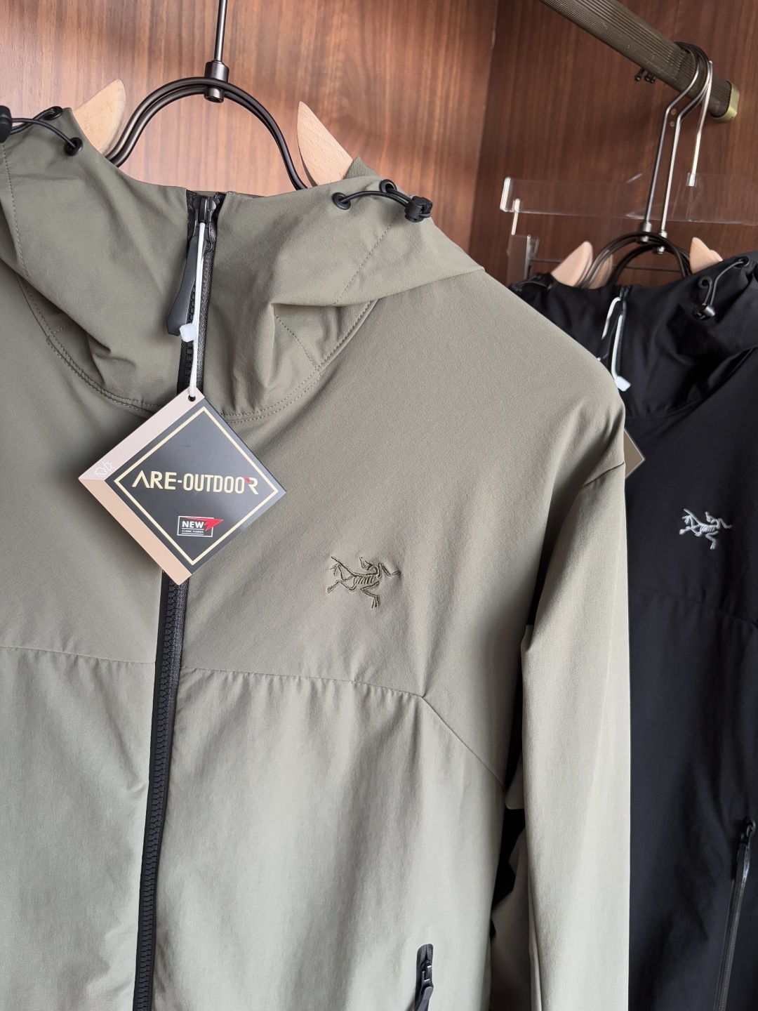 。爆款 顶配 Beta SL冲锋衣是一款专为户外探险设计的高性能外套。
采用GORE-TEX 面料。
具