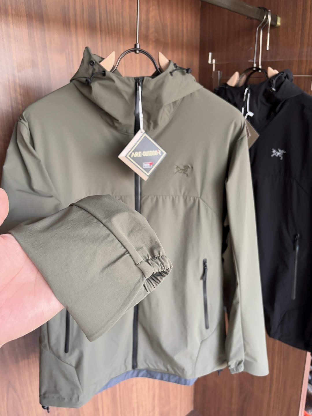 。爆款 顶配 Beta SL冲锋衣是一款专为户外探险设计的高性能外套。
采用GORE-TEX 面料。
具