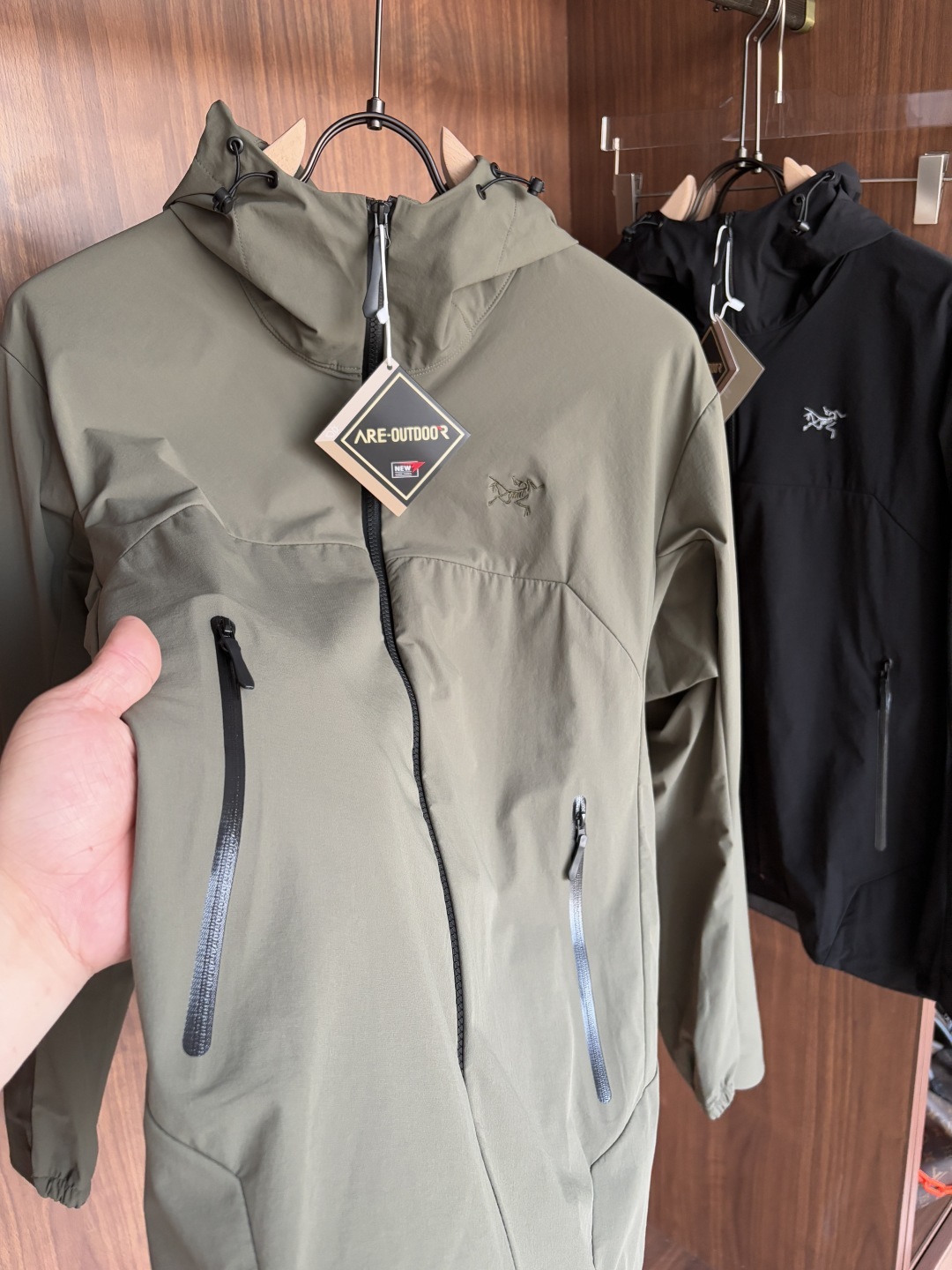 。爆款 顶配 Beta SL冲锋衣是一款专为户外探险设计的高性能外套。
采用GORE-TEX 面料。
具