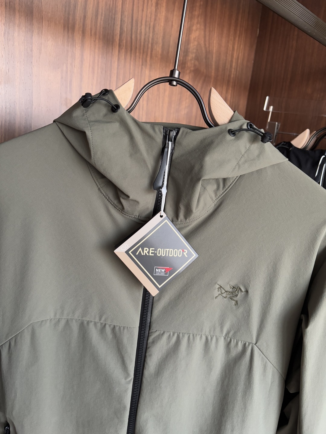 。爆款 顶配 Beta SL冲锋衣是一款专为户外探险设计的高性能外套。
采用GORE-TEX 面料。
具