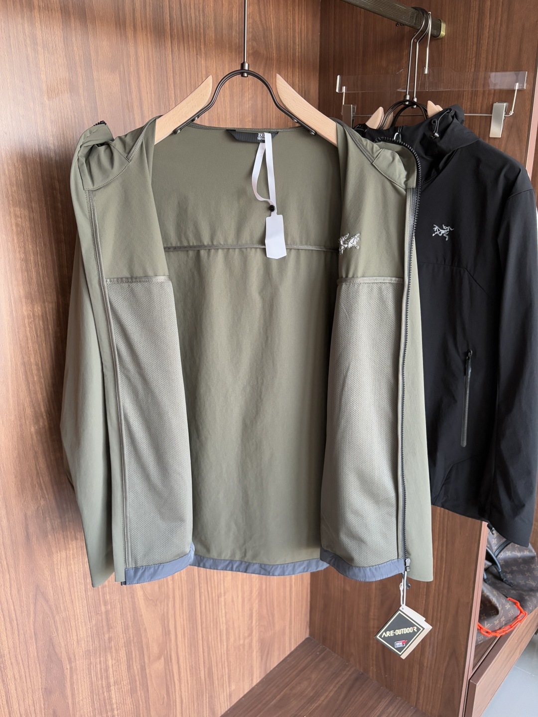 。爆款 顶配 Beta SL冲锋衣是一款专为户外探险设计的高性能外套。
采用GORE-TEX 面料。
具