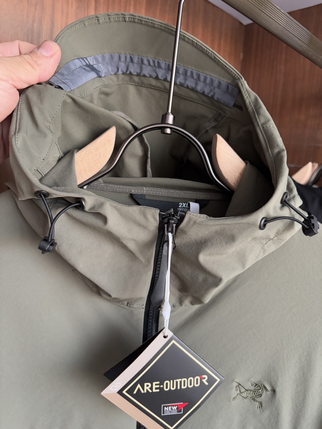 。爆款 顶配 Beta SL冲锋衣是一款专为户外探险设计的高性能外套。
采用GORE-TEX 面料。
具