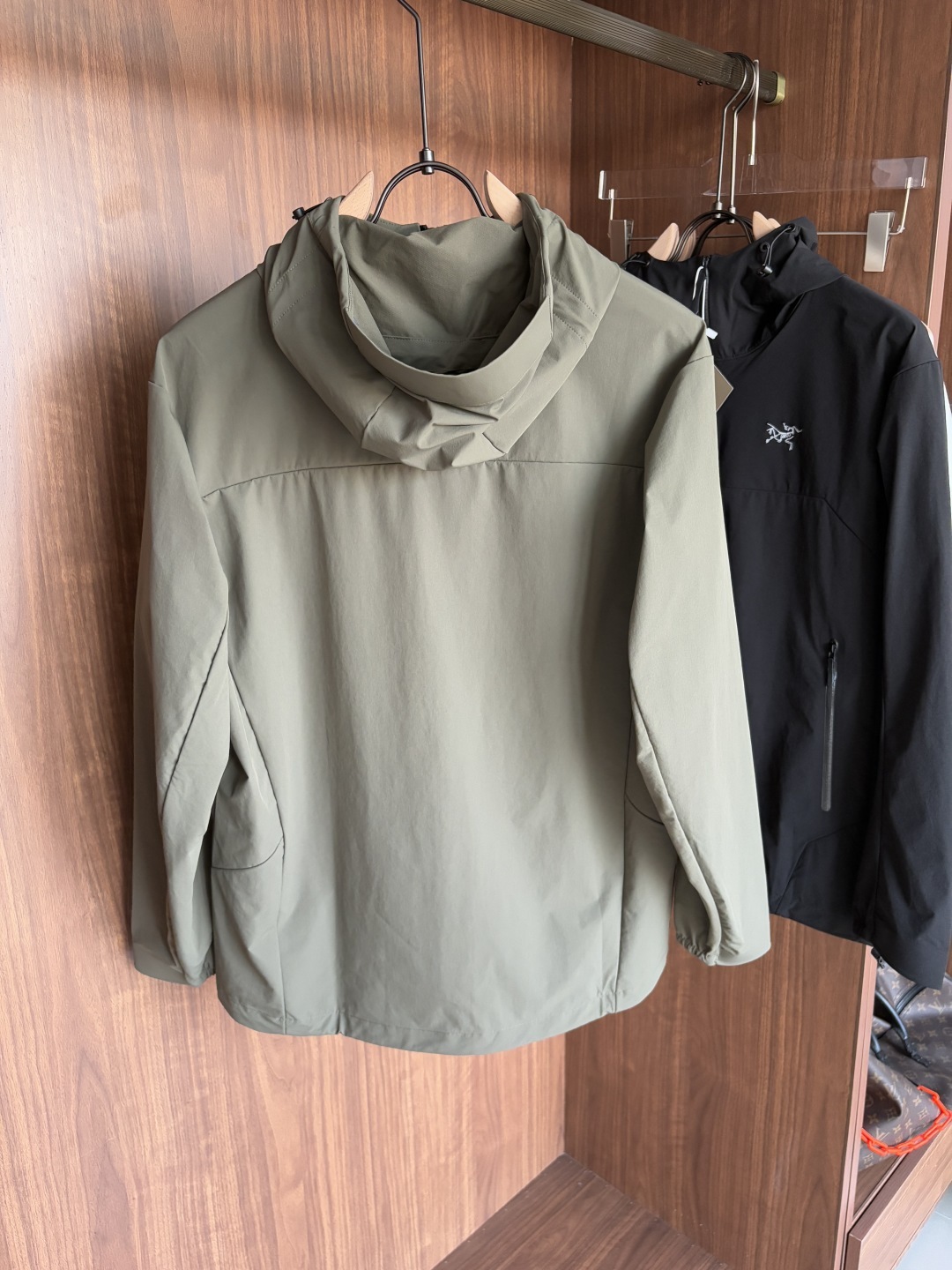 。爆款 顶配 Beta SL冲锋衣是一款专为户外探险设计的高性能外套。
采用GORE-TEX 面料。
具