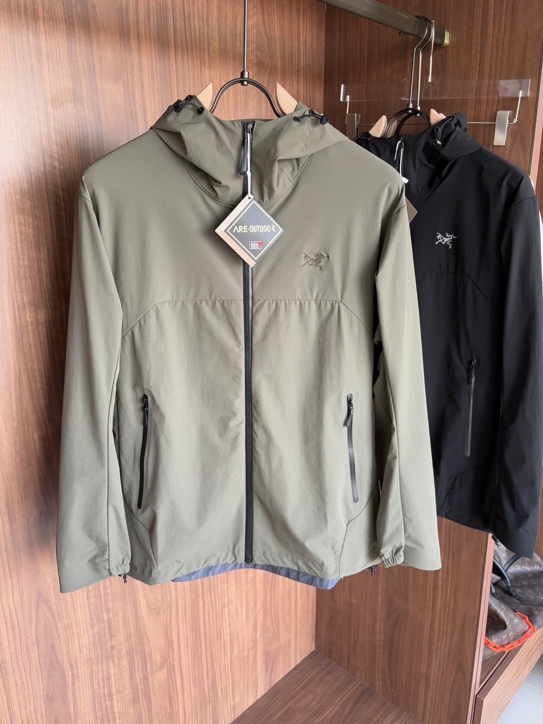 。爆款 顶配 Beta SL冲锋衣是一款专为户外探险设计的高性能外套。
采用GORE-TEX 面料。
具
