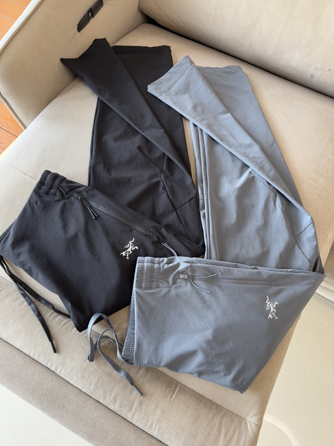 NO:470274,ARC'TERYX Archaeopteryx Hot casual pants High elastic slimming versatile casual pants Use customer-supplied high-density hiking fabric four-sided elastic fabric!  Wear-resistant and water-resistant!  Military-grade three-dimensional tailoring, free movement is not restricted!  Very versatile, you can wear it in daily work and outdoor sports. This model has been designed by many famous designers. It is a perfect combination of fashion and leisure and outdoor sports, so it is your best choice whether you wear it normally or outdoors. The belt buckle is exquisite and exquisite. The belt buckle is cut with three-dimensional three-dimensional cutting, making each part more comfortable. The zipper is added with a new zipper on the oblique pocket. The knee part is more suitable for sports. Breathability and moisture-absorbing and sweating performance, water-proof, and adjustable belt embedded in the waist, which is very convenient. The three-dimensional tailoring structure, the hip triangle joint design is ergonomic, and the movement is not restricted. The 2 enlarged oblique pockets make it safer to place items. The ability of OEM shipments in process is indeed stunning. Anti-static, anti-pillar, crisp and stylish, and has good breathability!  Color: Black, Gray Size M-3XL, arc'teryx,alexander wang19860909ARC'TERYX始祖鸟 爆款休闲裤 高弹显瘦百搭休闲裤 采用客供高密度登山布四面弹面料！耐磨防泼水的功能！ 军工级立体剪裁,自由活动不受拘束！非常百搭,日常上班 户外运动都可以穿着 此款经过多位著名设计师设计,是时尚休闲与户外运动的完美结合,所以无论您平时穿或者户外穿都是您的最佳选择. 腰带扣为金属扣腰带精美绝伦 裁剪采用立体三维裁剪 使每个部位都更加的合体舒适 斜插兜新加拉链 膝盖部分做了立体裁剪处理 更加适合运动. 透气性和吸湿排汗性能,防泼水,腰部内嵌可调节腰带,非常方便.立体剪裁结构,胯部三角接片设计,符合人体工程学,运动不受限制 2个加大斜插口袋,放置物品更安全. 代工厂出货在工艺上的能力,的确是杠杠滴 抗静电,抗起球,挺括有型,透气性能好！ 颜色: 黑色,灰色 尺码M-3XL,arc'teryx,alexander wang,Men's clothing