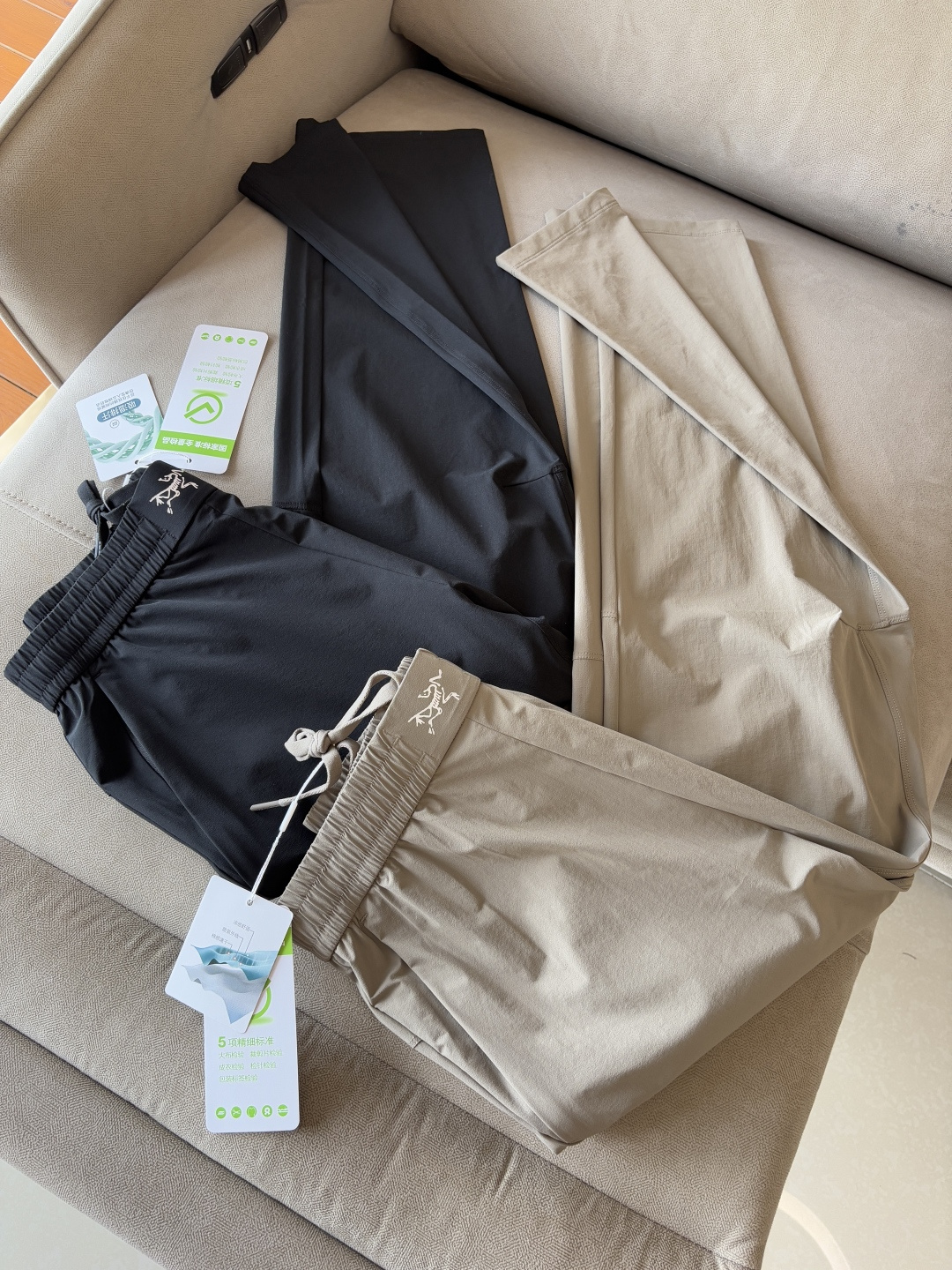 NO:470279,ARC'TERYX Archaeopteryx Hot casual pants High elastic slimming versatile casual pants Use customer-supplied high-density hiking fabric four-sided elastic fabric!  Wear-resistant and water-resistant!  Military-grade three-dimensional tailoring, free movement is not restricted!  Very versatile, you can wear it in daily work and outdoor sports. This model has been designed by many famous designers. It is a perfect combination of fashion and leisure and outdoor sports, so it is your best choice whether you wear it normally or outdoors. The belt buckle is exquisite and exquisite. The belt buckle is cut with three-dimensional three-dimensional cutting, making each part more comfortable. The zipper is added with a new zipper on the oblique pocket. The knee part is more suitable for sports. Breathability and moisture-absorbing and sweating performance, water-proof, and adjustable belt embedded in the waist, which is very convenient. The three-dimensional tailoring structure, the hip triangle joint design is ergonomic, and the movement is not restricted. The 2 enlarged oblique pockets make it safer to place items. The ability of OEM shipments in process is indeed stunning. Anti-static, anti-pillar, crisp and stylish, and has good breathability!  Color: Black, Khaki Size M-3XL, arc'teryx, alexander wang19860909ARC'TERYX始祖鸟 爆款休闲裤 高弹显瘦百搭休闲裤 采用客供高密度登山布四面弹面料！耐磨防泼水的功能！ 军工级立体剪裁,自由活动不受拘束！非常百搭,日常上班 户外运动都可以穿着 此款经过多位著名设计师设计,是时尚休闲与户外运动的完美结合,所以无论您平时穿或者户外穿都是您的最佳选择. 腰带扣为金属扣腰带精美绝伦 裁剪采用立体三维裁剪 使每个部位都更加的合体舒适 斜插兜新加拉链 膝盖部分做了立体裁剪处理 更加适合运动. 透气性和吸湿排汗性能,防泼水,腰部内嵌可调节腰带,非常方便.立体剪裁结构,胯部三角接片设计,符合人体工程学,运动不受限制 2个加大斜插口袋,放置物品更安全. 代工厂出货在工艺上的能力,的确是杠杠滴 抗静电,抗起球,挺括有型,透气性能好！ 颜色: 黑色,卡其色 尺码M-3XL,arc'teryx,alexander wang,Men's clothing