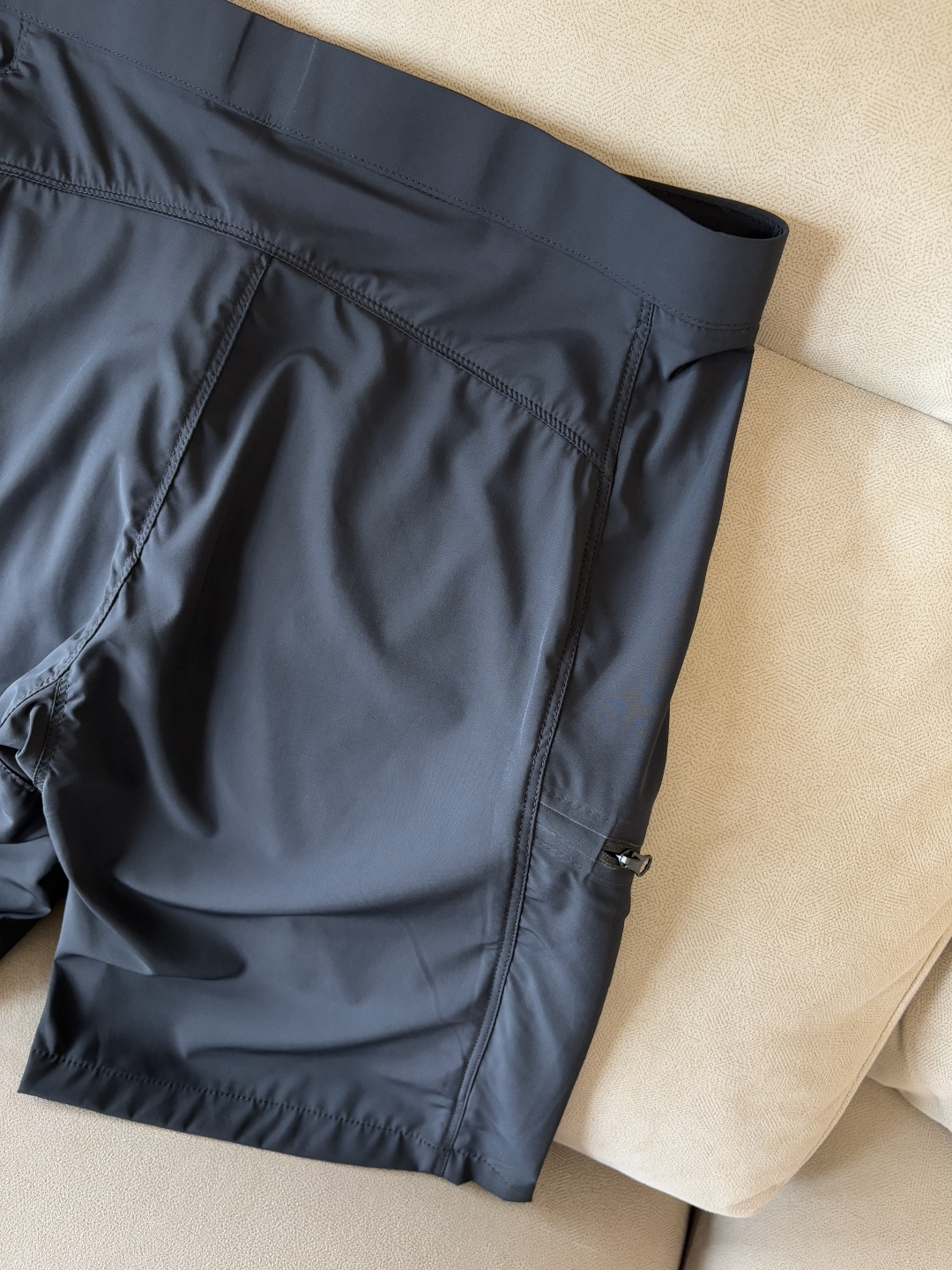 ARCTERYX 始祖鸟 2025夏季新款 短裤 休闲裤，专柜定制面料 透气舒适度高，细节无可挑剔，品牌