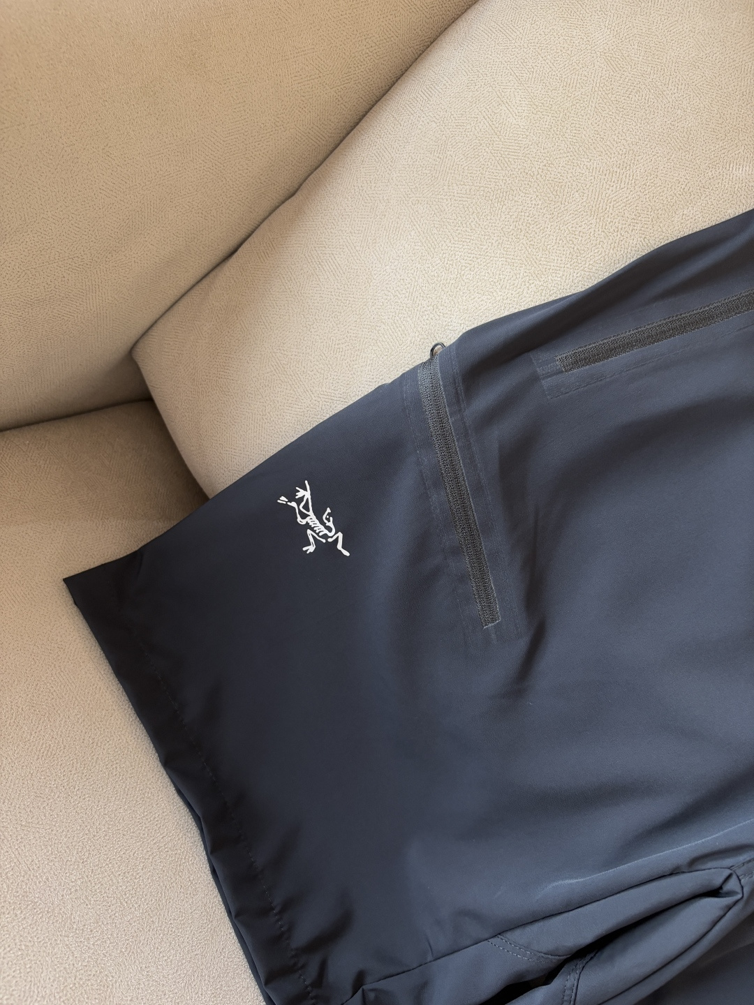 ARCTERYX 始祖鸟 2025夏季新款 短裤 休闲裤，专柜定制面料 透气舒适度高，细节无可挑剔，品牌