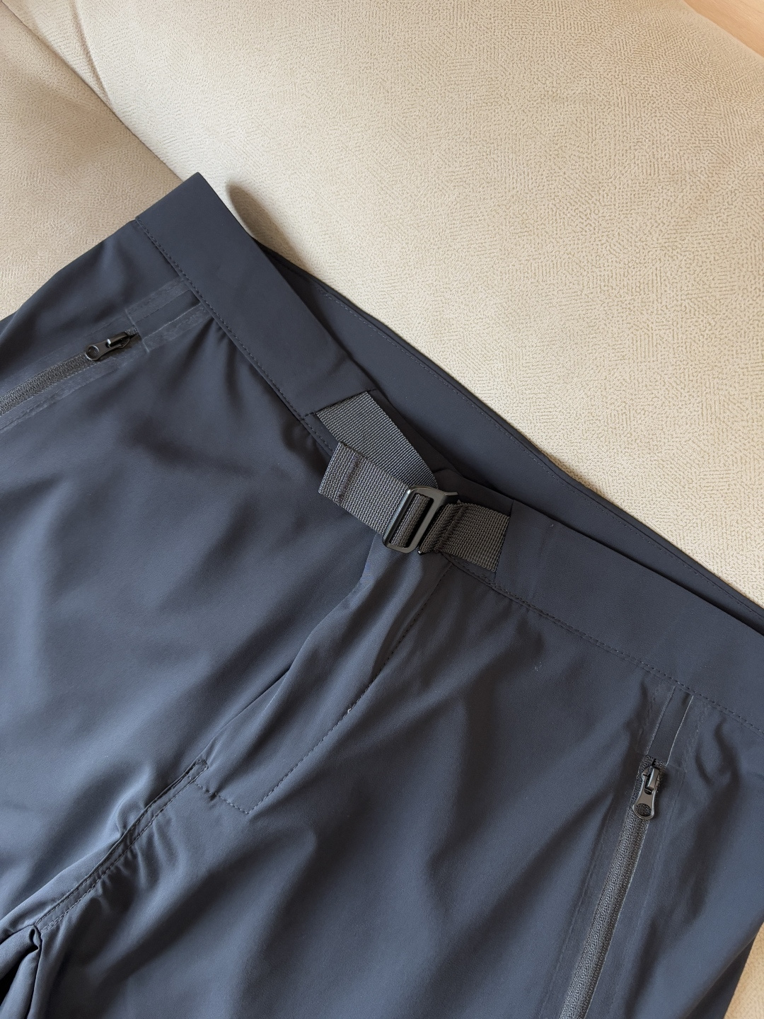 ARCTERYX 始祖鸟 2025夏季新款 短裤 休闲裤，专柜定制面料 透气舒适度高，细节无可挑剔，品牌