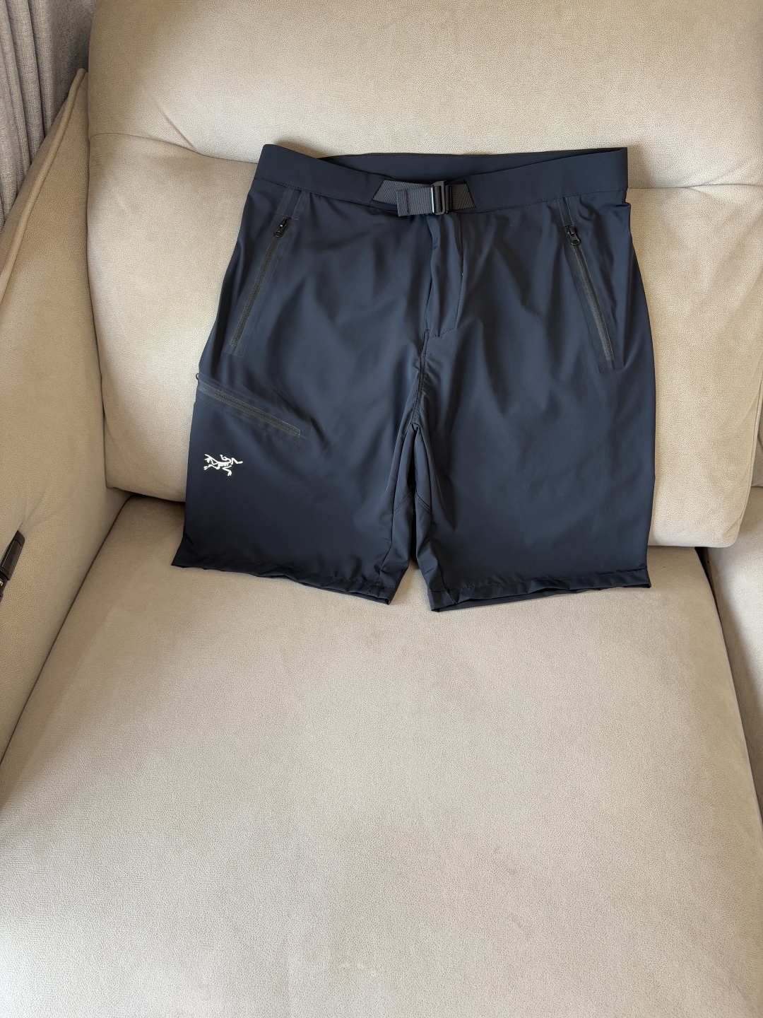 ARCTERYX 始祖鸟 2025夏季新款 短裤 休闲裤，专柜定制面料 透气舒适度高，细节无可挑剔，品牌