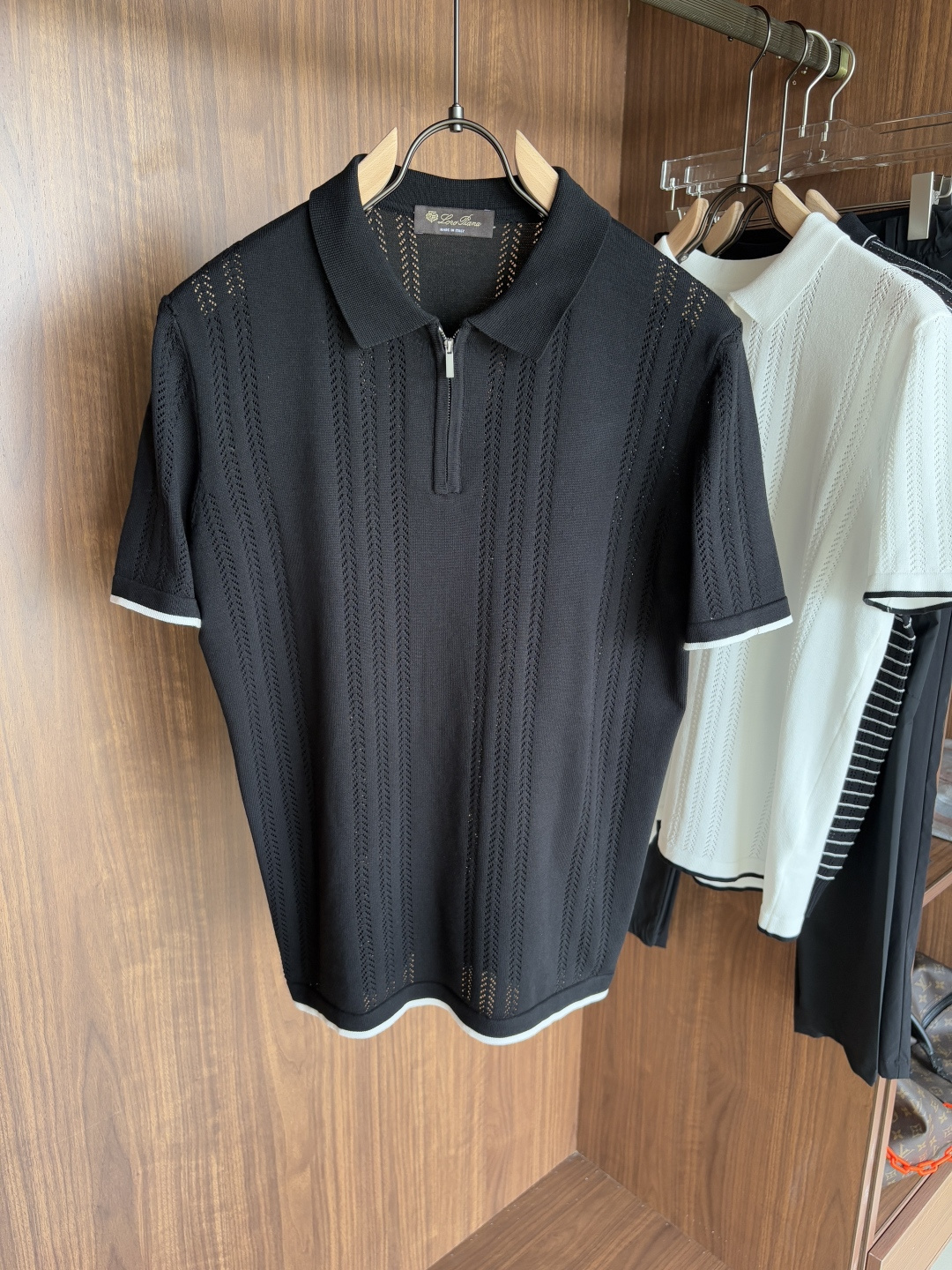 NO:481706,Time-consuming King' diamond jacquard design selects ultra-fine high-quality yarn lapel short-sleeved men's collection 'Time-consuming King' round neck and elegant craftsmanship, which touches the skin with high-end style. The ingenuity of diamond hollow jacquard is a three-dimensional diamond jacquard that takes months to carve. The architectural aesthetic texture is weaved between warp and weft. The light and shadow penetrate through, and the gestures show low-key luxury. Classic grid lapel short-sleeved design Simple lapel outlines neat lines, and short-sleeved tailoring is suitable for multiple scenes - the layered suit during business meetings shows elegance, casual wear reveals gentleman's taste, and the collection style never fades. The ultimate quality testimony of details Precision turning ensures that the seams are flat, the bone position is reinforced and durable without deformation; the neckline threads have been washed and tested, and they are still as crisp as new as they wear for a long time, and every detail is a testimony of 'time-consuming'.  Code number M-3XL001, T-shirt, business suit, alexander wang19860909耗时王”菱形提花设计甄选超细优质纱线翻领短袖男士典藏款「耗时王」圆领奢雅工艺,触肤即高阶. 匠心底蕴菱形镂空提花 耗时数月雕琢的立体菱形提花,经纬间织就建筑美学肌理,光影穿透时显隐交错,举手投足尽展低调奢华. 经典型格翻领短袖设计 简约翻领勾勒利落线条,短袖剪裁适配多场景——商务会晤时叠搭西装显儒雅,休闲时光单穿流露绅士品味,典藏款型永不褪色. 细节至臻品质见证 精密车工确保接缝平整,骨位加固耐穿不变形；领口螺纹经水洗测试,久穿仍挺括如新,每一处细节皆为「耗时」证言. 码数M-3XL001,,T-shirt,business suit,alexander wang,Men's clothing