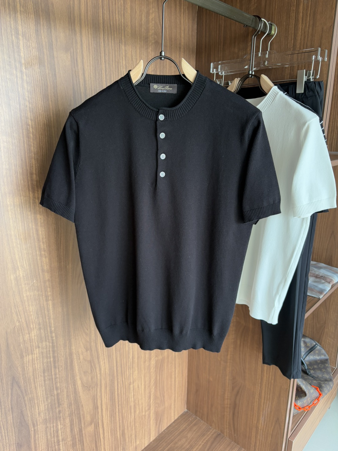 NO:454595,Time-consuming King' diamond jacquard design selects ultra-fine high-quality yarn lapel short-sleeved men's collection 'Time-consuming King' round neck and elegant craftsmanship, which touches the skin with high-end style. The ingenuity of diamond hollow jacquard is a three-dimensional diamond jacquard that takes months to carve. The architectural aesthetic texture is weaved between warp and weft. The light and shadow penetrate through, and the gestures show low-key luxury. Classic grid lapel short-sleeved design Simple lapel outlines neat lines, and short-sleeved tailoring is suitable for multiple scenes - the layered suit during business meetings shows elegance, casual wear reveals gentleman's taste, and the collection style never fades. The ultimate quality testimony of details Precision turning ensures that the seams are flat, the bone position is reinforced and durable without deformation; the neckline threads have been washed and tested, and they are still as crisp as new as they wear for a long time, and every detail is a testimony of 'time-consuming'.  Code number M-3XL001, T-shirt, business suit, alexander wang19860909耗时王”菱形提花设计甄选超细优质纱线翻领短袖男士典藏款「耗时王」圆领奢雅工艺,触肤即高阶. 匠心底蕴菱形镂空提花 耗时数月雕琢的立体菱形提花,经纬间织就建筑美学肌理,光影穿透时显隐交错,举手投足尽展低调奢华. 经典型格翻领短袖设计 简约翻领勾勒利落线条,短袖剪裁适配多场景——商务会晤时叠搭西装显儒雅,休闲时光单穿流露绅士品味,典藏款型永不褪色. 细节至臻品质见证 精密车工确保接缝平整,骨位加固耐穿不变形；领口螺纹经水洗测试,久穿仍挺括如新,每一处细节皆为「耗时」证言. 码数M-3XL001,,T-shirt,business suit,alexander wang,Men's clothing