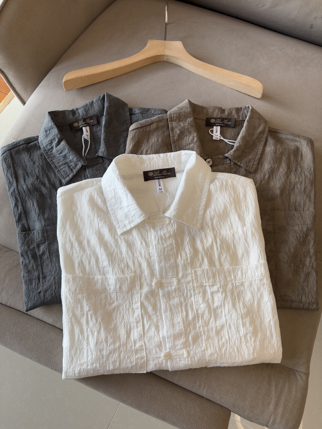 NO:463677,Lp New thin lyesel casual short-sleeved shirt for summer, comfortable and breathable fabric & stylish versatile color white, gray, brown Size M-3XL, loro piana, T-shirt, alexander wang19860909Lp 年夏季新款薄款莱赛尔休闲短袖衬衣,面料舒适透气&时尚百搭 颜色白色、灰色、棕色 尺码M-3XL,,loro piana,T-shirt,alexander wang,Men's clothing