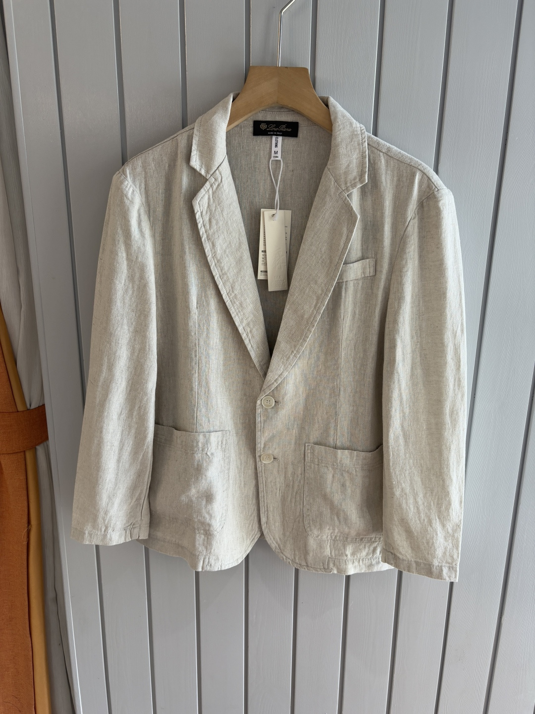 NO:470232,The top luxury imported linen fabric is the old-fashioned style, the two-pin buckle slant linen, the top luxury choice is the top luxury! Solbiati linen suit, interpreting the charm of retro gentlemen. When the legend of century-old fabric encounters classic tailoring, a suit that can interpret the excellent taste and style of men came into being. This flat-lucked two-pin slant linen suit made of imported fabric of 'Mark King' Solbiati is a masterpiece of interweaving elegance and retro, and will start a journey of exquisite outfits for you.  The use of imported linen fabrics shows the top texture. It is known as the 'King of Ma' and has a long history of more than a hundred years. Its strict control of linen raw materials and exquisite textile craftsmanship give the fabric an unparalleled quality. The 30-piece fineness makes the fabric delicate and tough. The 138 grams weight is moderate, which not only ensures a crisp and stylish dressing effect, but also has good breathability and comfort. The natural texture and color of linen demonstrates a unique natural beauty. Every time it is worn, it seems to be intimate contact with nature. In the hot summer, it can quickly take away the heat on the body surface and keep it refreshing; in other seasons, its warmth can bring just the right warmth, truly achieving a dressing experience that is suitable for all seasons.  Retro old Qian style elements are unique. The retro old Qian style design is inspired by classics and incorporates the understanding of modern fashion, making the suit exude a time-honored charm. The flat collar design is simple and elegant, classic and versatile, and can cleverly modify the face and neck lines, showing the ability and confidence of a man. The two-bar design not only conforms to the specifications of traditional suits, but also adds a bit of neatness. When worn, you can open and close freely according to the occasion to create different styles. The details of the oblique lining not only enhances the three-dimensionality and support of the suit, making the overall shape more crisp, but also effectively prevents the suit from deforming and extends the service life.19860909LP麻王”之称顶奢进口亚麻面料复古老钱风款式平驳领两粒扣斜插衬单西顶奢之选！Solbiati亚麻西装,演绎复古绅士魅力 当百年面料传奇邂逅经典剪裁,一款能诠释男士卓越品味与格调的西装应运而生.这款以“麻王”Solbiati进口面料打造的平驳领两粒扣斜插衬单西装,是优雅与复古交织的杰作,将为你开启一段精致的穿搭之旅. 选用进口亚麻面料,尽显顶级质感.素有“麻王”之称,拥有超过百年的悠久历史.其对亚麻原料的严格把控与精湛的纺织工艺,赋予了面料无与伦比的品质.30支的精细度,让面料质感细腻且富有韧性,138克的克重适中,既保证了挺括有型的穿着效果,又具备良好的透气性和舒适性.亚麻天然的纹理与色泽,彰显着独特的自然美感,每一次穿着都仿佛是与大自然的亲密接触.在炎炎夏日,它能迅速带走体表热量,保持清爽；而在其他季节,其保暖性又能带来恰到好处的温暖,真正实现四季皆宜的穿搭体验. 复古老钱风元素,别具韵味.复古的老钱风设计灵感源自经典,又融入了现代时尚的理解,让西装散发着历久弥新的魅力.平驳领设计简洁大方,经典且百搭,能够巧妙修饰脸型与颈部线条,展现出男士的干练与自信.两粒扣的设计既符合传统西装的规范,又增添了几分利落感,穿着时可根据场合自由开合,塑造出不同的风格.斜插衬的细节处理,不仅增强了西装的立体感和支撑性,使整体造型更加挺括,还能有效防止西装变形,延长使用寿命. 码数M-3XL,,loro piana,business suit,alexander wang,Men's clothing