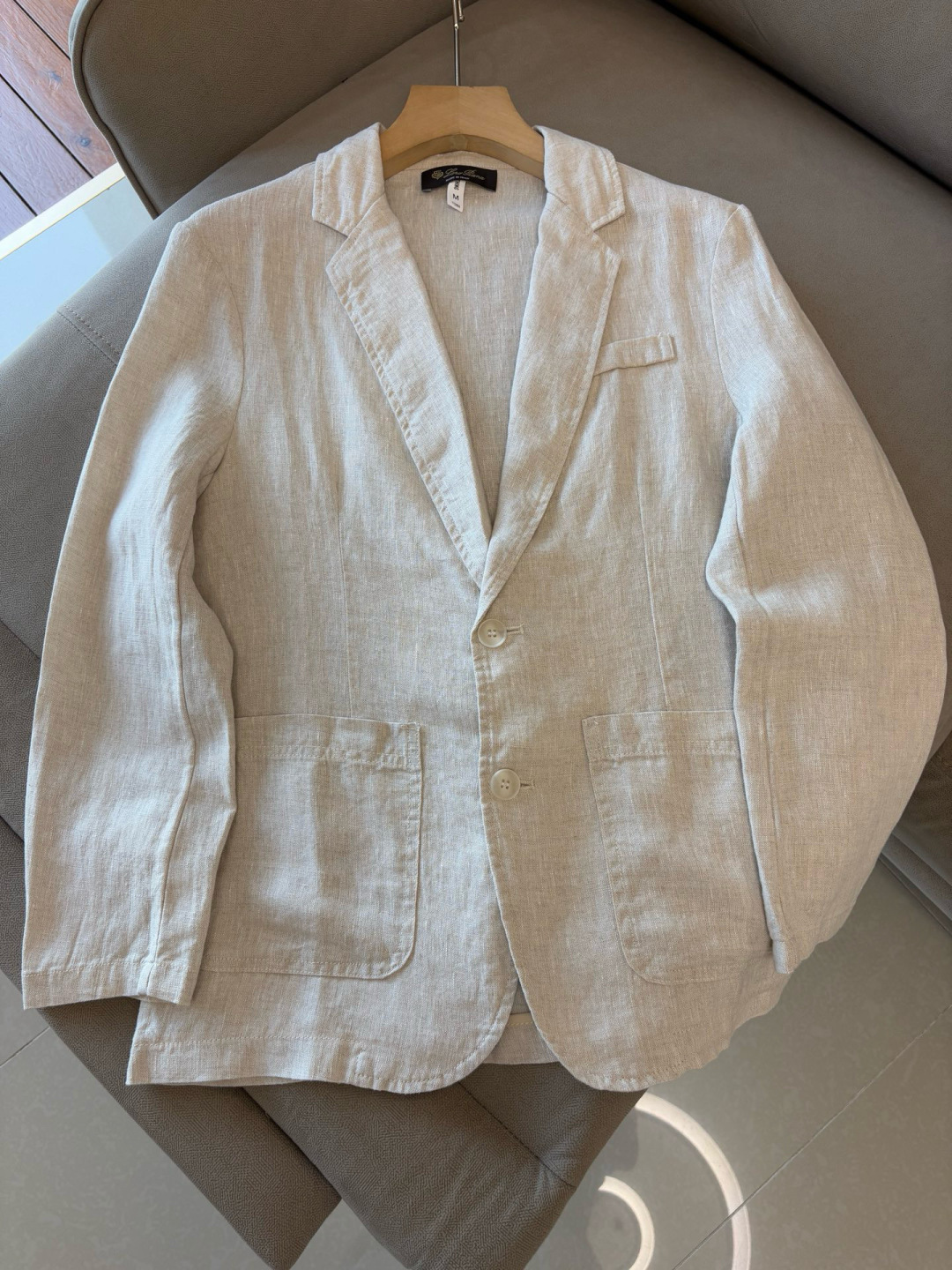 NO:462673,The top luxury imported linen fabric is the old-fashioned style, the two-pin buckle slant linen, the top luxury choice is the top luxury! Solbiati linen suit, interpreting the charm of retro gentlemen. When the legend of century-old fabric encounters classic tailoring, a suit that can interpret the excellent taste and style of men came into being. This flat-lucked two-pin slant linen suit made of imported fabric of 'Mark King' Solbiati is a masterpiece of interweaving elegance and retro, and will start a journey of exquisite outfits for you.  The use of imported linen fabrics shows the top texture. It is known as the 'King of Ma' and has a long history of more than a hundred years. Its strict control of linen raw materials and exquisite textile craftsmanship give the fabric an unparalleled quality. The 30-piece fineness makes the fabric delicate and tough. The 138 grams weight is moderate, which not only ensures a crisp and stylish dressing effect, but also has good breathability and comfort. The natural texture and color of linen demonstrates a unique natural beauty. Every time it is worn, it seems to be intimate contact with nature. In the hot summer, it can quickly take away the heat on the body surface and keep it refreshing; in other seasons, its warmth can bring just the right warmth, truly achieving a dressing experience that is suitable for all seasons.  Retro old Qian style elements are unique. The retro old Qian style design is inspired by classics and incorporates the understanding of modern fashion, making the suit exude a time-honored charm. The flat collar design is simple and elegant, classic and versatile, and can cleverly modify the face and neck lines, showing the ability and confidence of a man. The two-bar design not only conforms to the specifications of traditional suits, but also adds a bit of neatness. When worn, you can open and close freely according to the occasion to create different styles. The details of the oblique lining not only enhances the three-dimensionality and support of the suit, making the overall shape more crisp, but also effectively prevents the suit from deforming and extends the service life.19860909LP麻王”之称顶奢进口亚麻面料复古老钱风款式平驳领两粒扣斜插衬单西顶奢之选！Solbiati亚麻西装,演绎复古绅士魅力 当百年面料传奇邂逅经典剪裁,一款能诠释男士卓越品味与格调的西装应运而生.这款以“麻王”Solbiati进口面料打造的平驳领两粒扣斜插衬单西装,是优雅与复古交织的杰作,将为你开启一段精致的穿搭之旅. 选用进口亚麻面料,尽显顶级质感.素有“麻王”之称,拥有超过百年的悠久历史.其对亚麻原料的严格把控与精湛的纺织工艺,赋予了面料无与伦比的品质.30支的精细度,让面料质感细腻且富有韧性,138克的克重适中,既保证了挺括有型的穿着效果,又具备良好的透气性和舒适性.亚麻天然的纹理与色泽,彰显着独特的自然美感,每一次穿着都仿佛是与大自然的亲密接触.在炎炎夏日,它能迅速带走体表热量,保持清爽；而在其他季节,其保暖性又能带来恰到好处的温暖,真正实现四季皆宜的穿搭体验. 复古老钱风元素,别具韵味.复古的老钱风设计灵感源自经典,又融入了现代时尚的理解,让西装散发着历久弥新的魅力.平驳领设计简洁大方,经典且百搭,能够巧妙修饰脸型与颈部线条,展现出男士的干练与自信.两粒扣的设计既符合传统西装的规范,又增添了几分利落感,穿着时可根据场合自由开合,塑造出不同的风格.斜插衬的细节处理,不仅增强了西装的立体感和支撑性,使整体造型更加挺括,还能有效防止西装变形,延长使用寿命. 码数M-3XL,,loro piana,business suit,alexander wang,Men's clothing