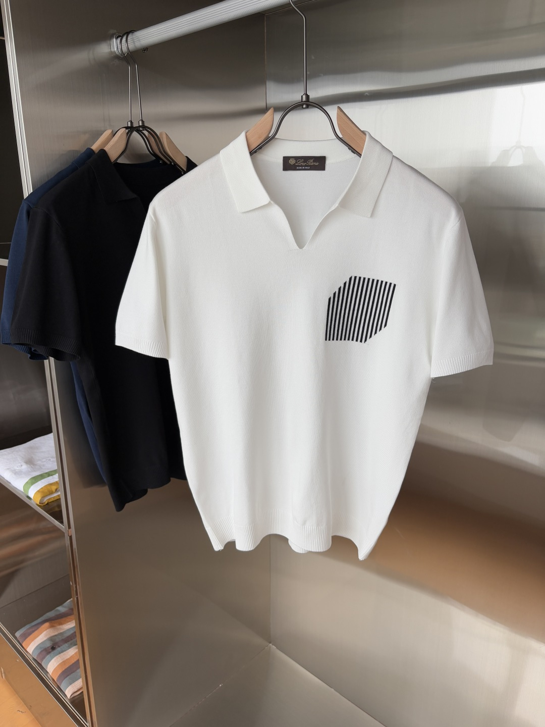 NO:467544,Time-consuming King' diamond jacquard design selects ultra-fine high-quality yarn lapel short-sleeved men's collection 'Time-consuming King' round neck and elegant craftsmanship, which touches the skin with high-end style. The ingenuity of diamond hollow jacquard is a three-dimensional diamond jacquard that takes months to carve. The architectural aesthetic texture is weaved between warp and weft. The light and shadow penetrate through, and the gestures show low-key luxury. Classic grid lapel short-sleeved design Simple lapel outlines neat lines, and short-sleeved tailoring is suitable for multiple scenes - the layered suit during business meetings shows elegance, casual wear reveals gentleman's taste, and the collection style never fades. The ultimate quality testimony of details Precision turning ensures that the seams are flat, the bone position is reinforced and durable without deformation; the neckline threads have been washed and tested, and they are still as crisp as new as they wear for a long time, and every detail is a testimony of 'time-consuming'.  Code number M-3XL001, T-shirt, business suit, alexander wang19860909耗时王”菱形提花设计甄选超细优质纱线翻领短袖男士典藏款「耗时王」圆领奢雅工艺,触肤即高阶. 匠心底蕴菱形镂空提花 耗时数月雕琢的立体菱形提花,经纬间织就建筑美学肌理,光影穿透时显隐交错,举手投足尽展低调奢华. 经典型格翻领短袖设计 简约翻领勾勒利落线条,短袖剪裁适配多场景——商务会晤时叠搭西装显儒雅,休闲时光单穿流露绅士品味,典藏款型永不褪色. 细节至臻品质见证 精密车工确保接缝平整,骨位加固耐穿不变形；领口螺纹经水洗测试,久穿仍挺括如新,每一处细节皆为「耗时」证言. 码数M-3XL001,,T-shirt,business suit,alexander wang,Men's clothing