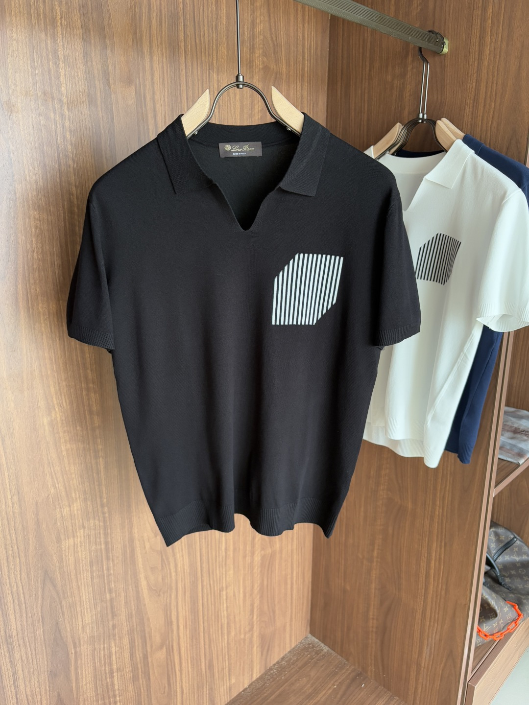 NO:456118,Time-consuming King' diamond jacquard design selects ultra-fine high-quality yarn lapel short-sleeved men's collection 'Time-consuming King' round neck and elegant craftsmanship, which touches the skin with high-end style. The ingenuity of diamond hollow jacquard is a three-dimensional diamond jacquard that takes months to carve. The architectural aesthetic texture is weaved between warp and weft. The light and shadow penetrate through, and the gestures show low-key luxury. Classic grid lapel short-sleeved design Simple lapel outlines neat lines, and short-sleeved tailoring is suitable for multiple scenes - the layered suit during business meetings shows elegance, casual wear reveals gentleman's taste, and the collection style never fades. The ultimate quality testimony of details Precision turning ensures that the seams are flat, the bone position is reinforced and durable without deformation; the neckline threads have been washed and tested, and they are still as crisp as new as they wear for a long time, and every detail is a testimony of 'time-consuming'.  Code number M-3XL001, T-shirt, business suit, alexander wang19860909耗时王”菱形提花设计甄选超细优质纱线翻领短袖男士典藏款「耗时王」圆领奢雅工艺,触肤即高阶. 匠心底蕴菱形镂空提花 耗时数月雕琢的立体菱形提花,经纬间织就建筑美学肌理,光影穿透时显隐交错,举手投足尽展低调奢华. 经典型格翻领短袖设计 简约翻领勾勒利落线条,短袖剪裁适配多场景——商务会晤时叠搭西装显儒雅,休闲时光单穿流露绅士品味,典藏款型永不褪色. 细节至臻品质见证 精密车工确保接缝平整,骨位加固耐穿不变形；领口螺纹经水洗测试,久穿仍挺括如新,每一处细节皆为「耗时」证言. 码数M-3XL001,,T-shirt,business suit,alexander wang,Men's clothing