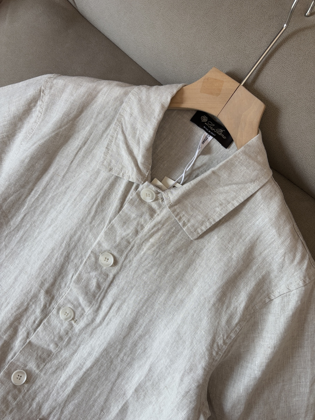 L家2025新款100%亚麻男士短袖，男装界的天花板，这款翻领麻料衫短袖精准到每一针的细腻工艺，完全区别