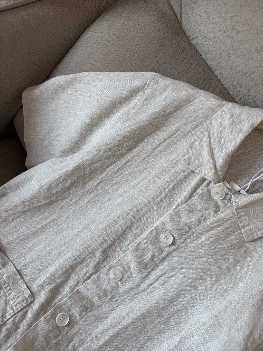 L家2025新款100%亚麻男士短袖，男装界的天花板，这款翻领麻料衫短袖精准到每一针的细腻工艺，完全区别