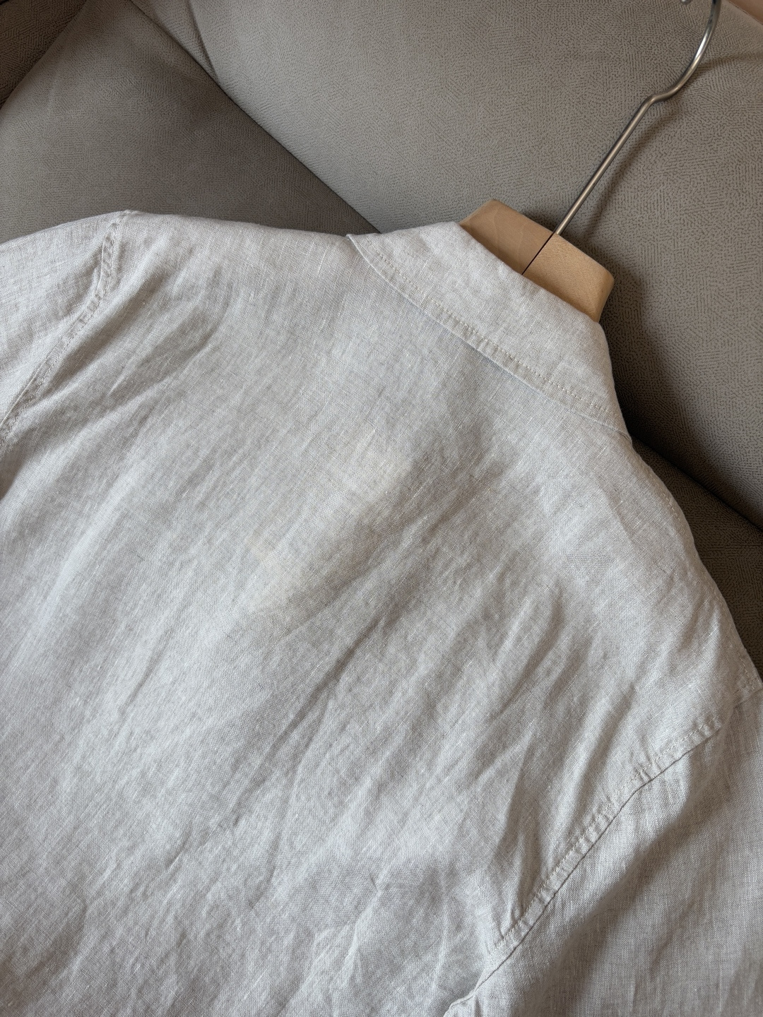 L家2025新款100%亚麻男士短袖，男装界的天花板，这款翻领麻料衫短袖精准到每一针的细腻工艺，完全区别