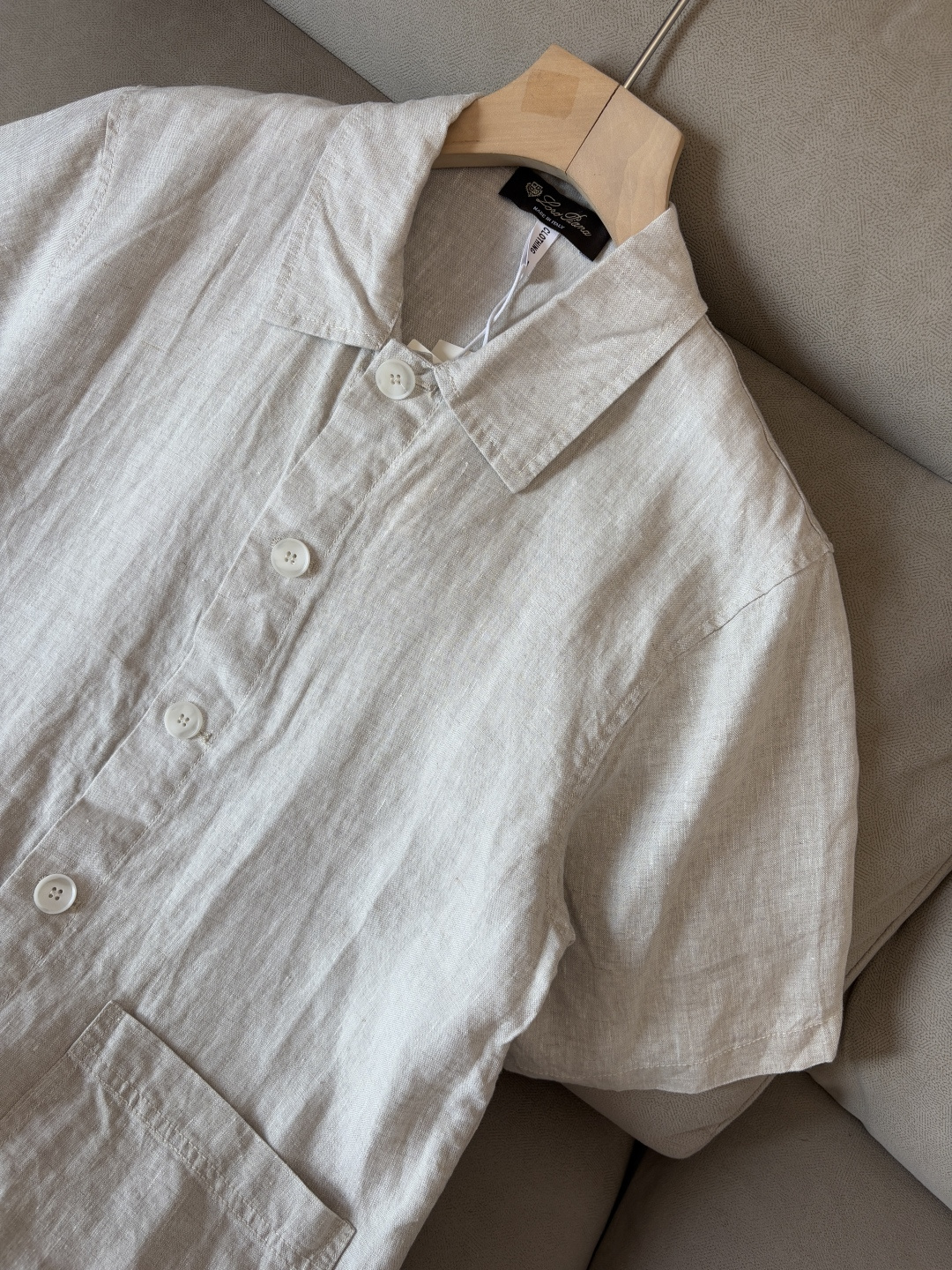 L家2025新款100%亚麻男士短袖，男装界的天花板，这款翻领麻料衫短袖精准到每一针的细腻工艺，完全区别