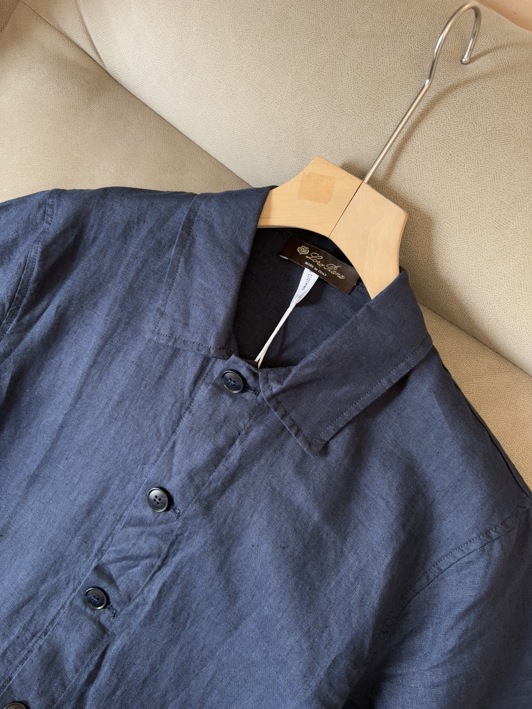 L家2025新款100%亚麻男士短袖，男装界的天花板，这款翻领麻料衫短袖精准到每一针的细腻工艺，完全区别