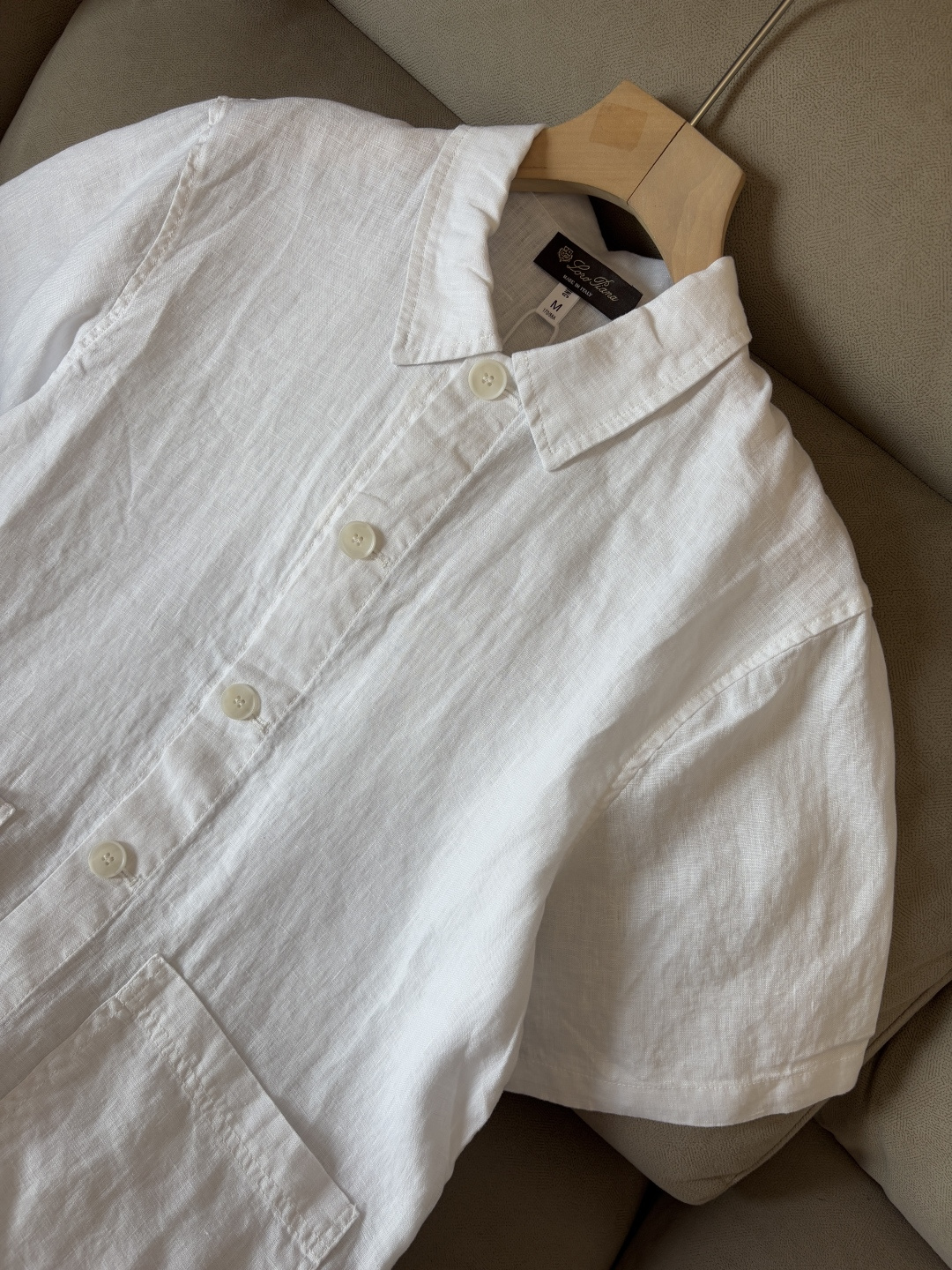 L家2025新款100%亚麻男士短袖，男装界的天花板，这款翻领麻料衫短袖精准到每一针的细腻工艺，完全区别