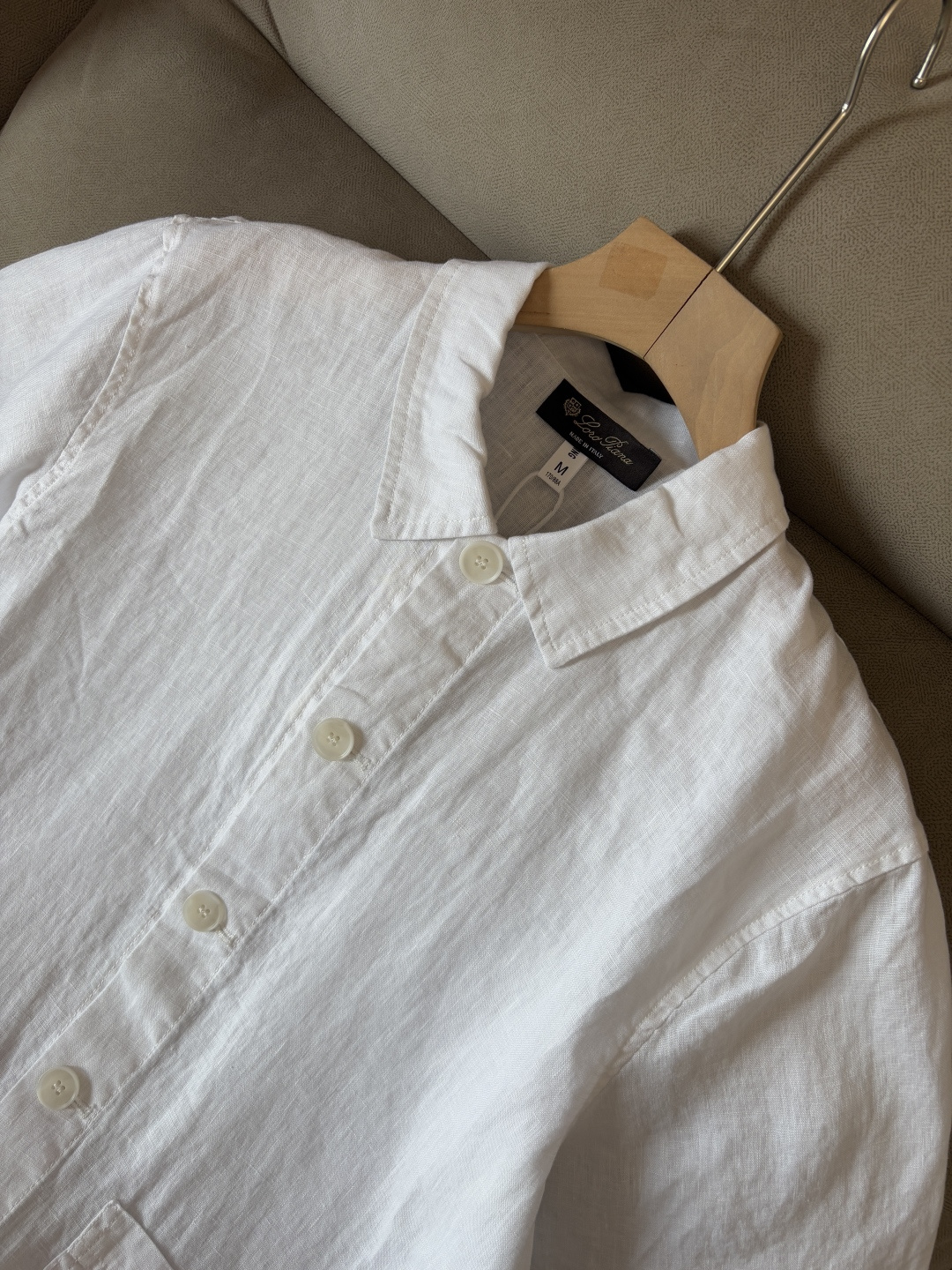 L家2025新款100%亚麻男士短袖，男装界的天花板，这款翻领麻料衫短袖精准到每一针的细腻工艺，完全区别