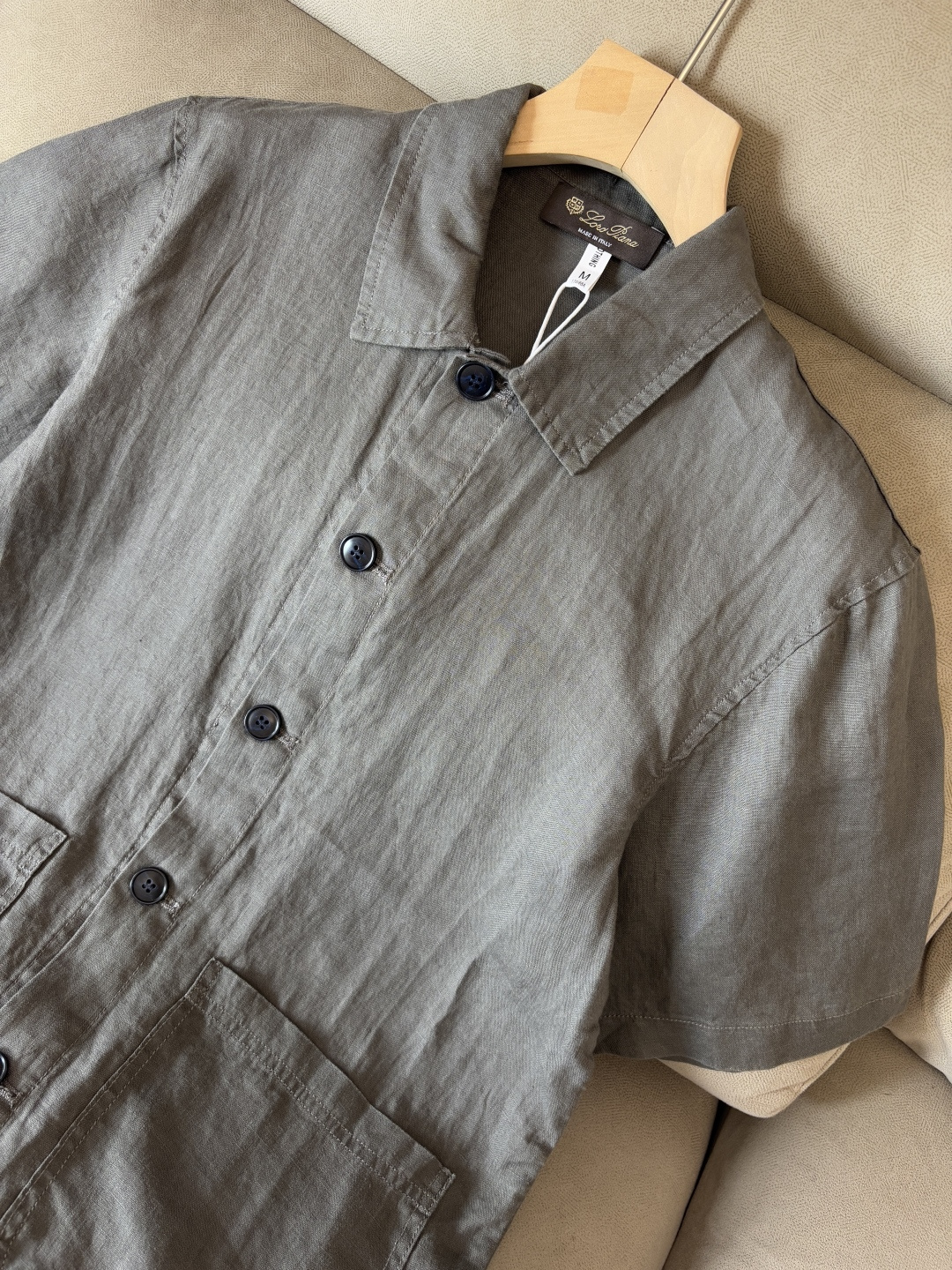 L家2025新款100%亚麻男士短袖，男装界的天花板，这款翻领麻料衫短袖精准到每一针的细腻工艺，完全区别