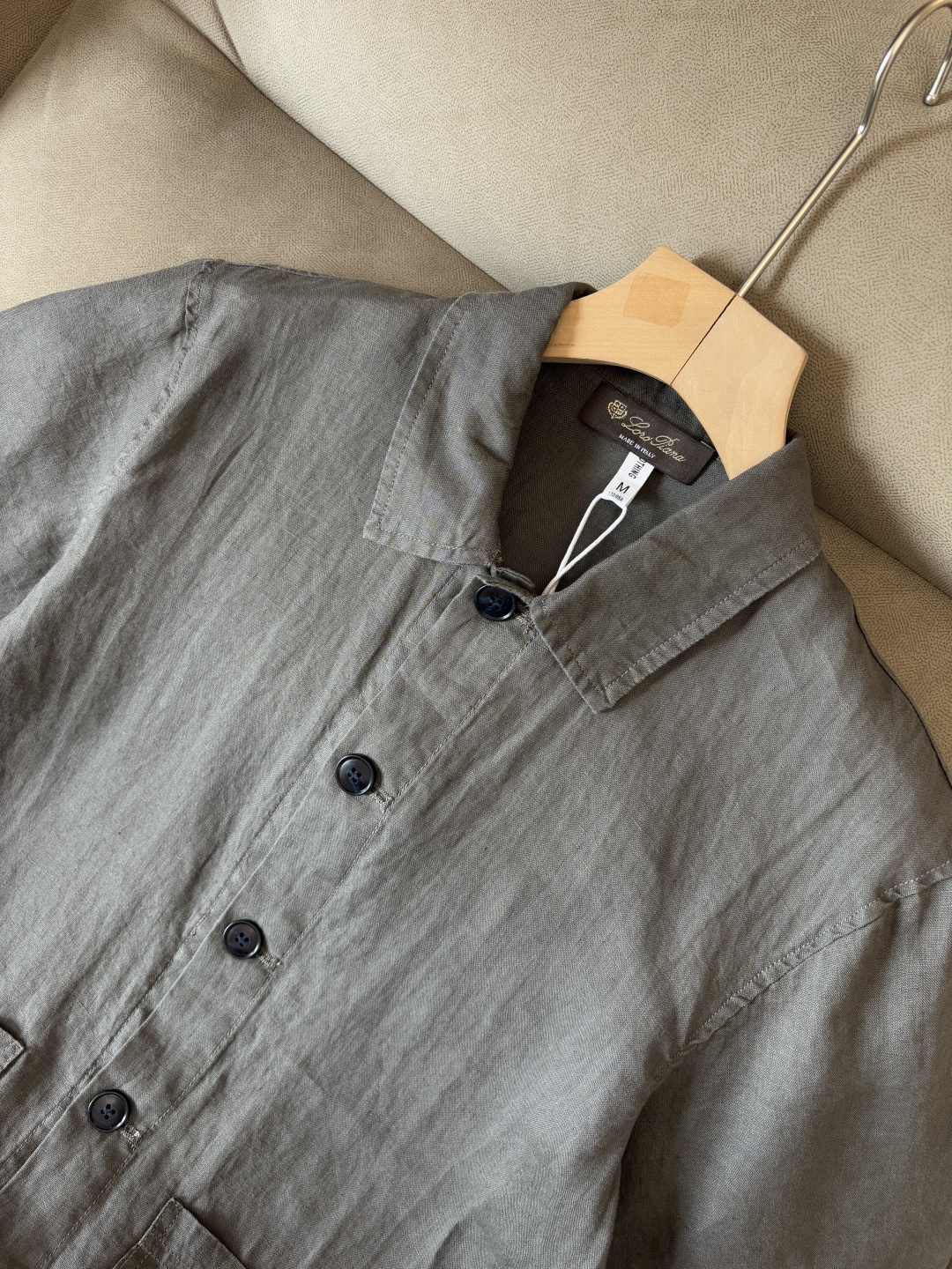 L家2025新款100%亚麻男士短袖，男装界的天花板，这款翻领麻料衫短袖精准到每一针的细腻工艺，完全区别