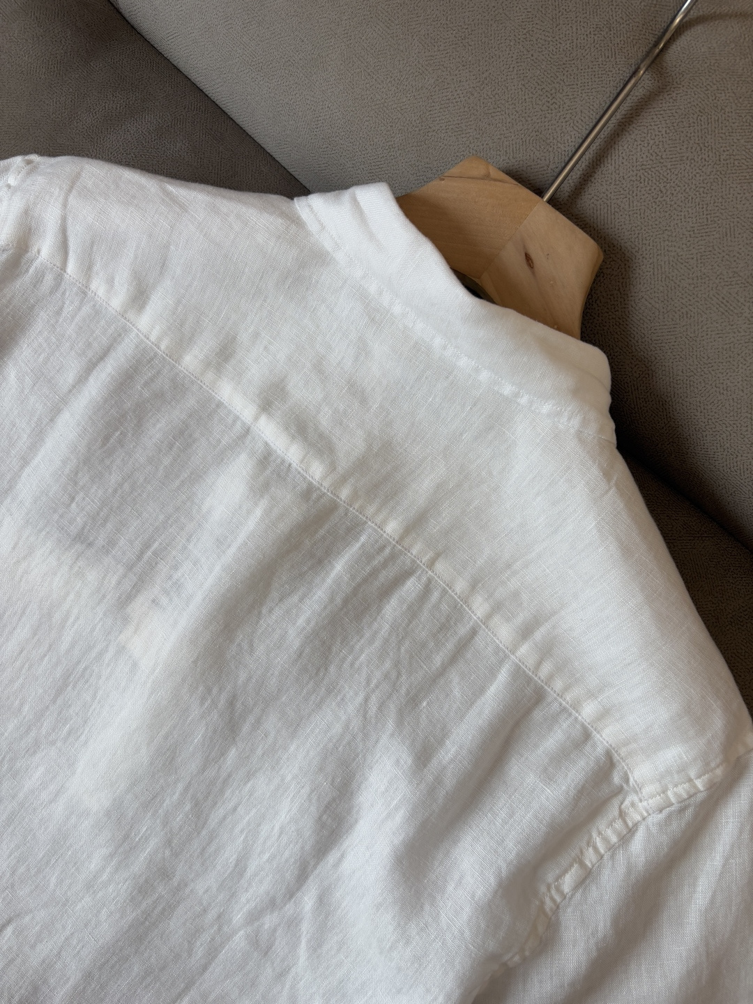 L家2025新款100%亚麻男士短袖，男装界的天花板，这款翻领麻料衫短袖精准到每一针的细腻工艺，完全区别