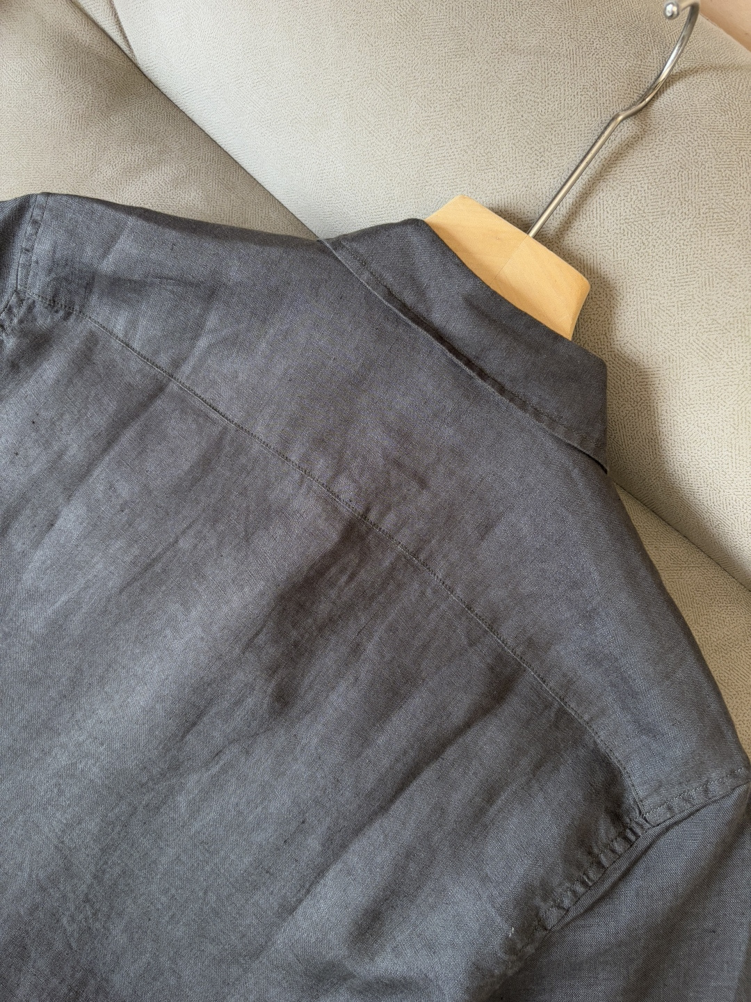 L家2025新款100%亚麻男士短袖，男装界的天花板，这款翻领麻料衫短袖精准到每一针的细腻工艺，完全区别