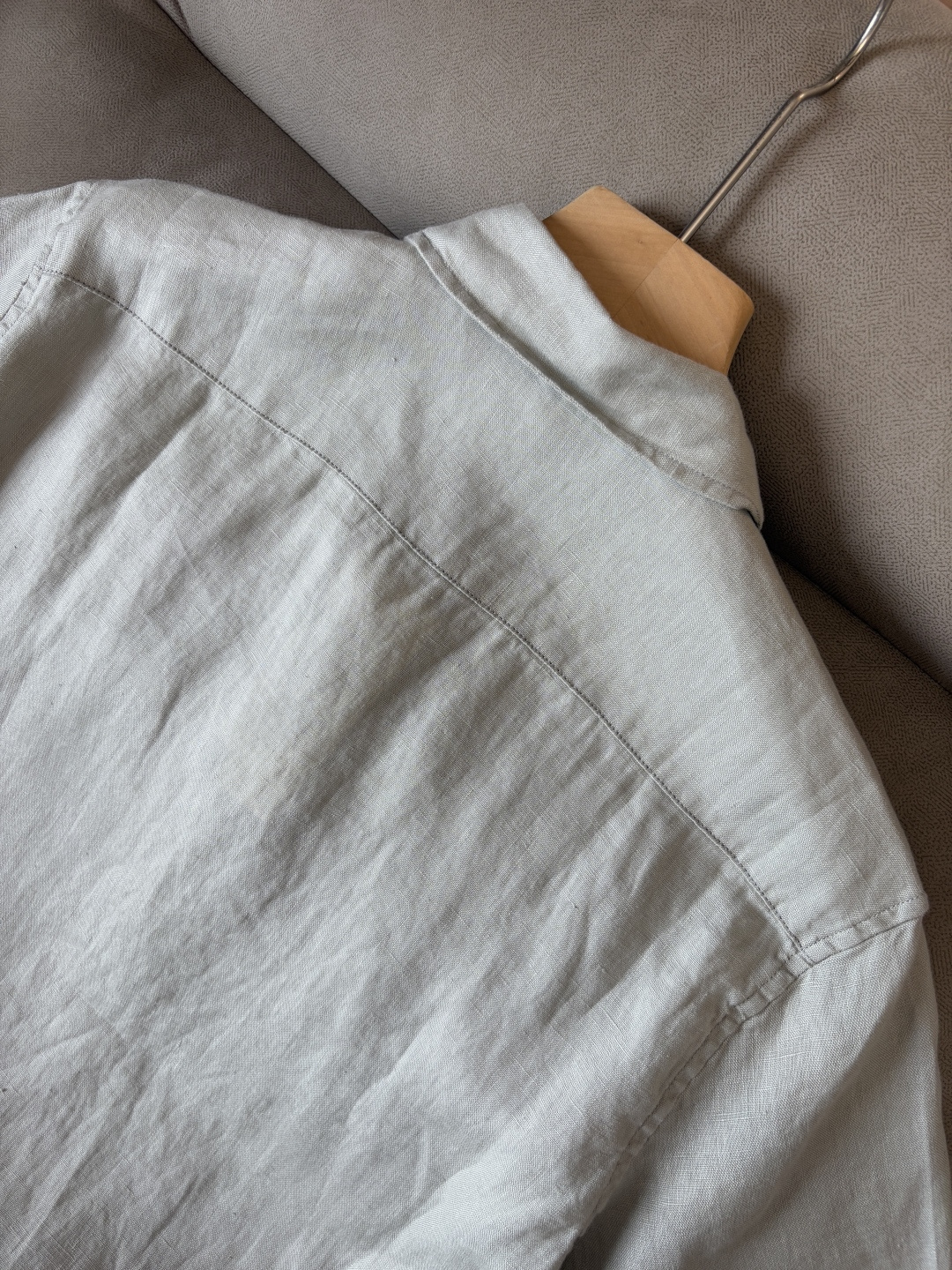 L家2025新款100%亚麻男士短袖，男装界的天花板，这款翻领麻料衫短袖精准到每一针的细腻工艺，完全区别