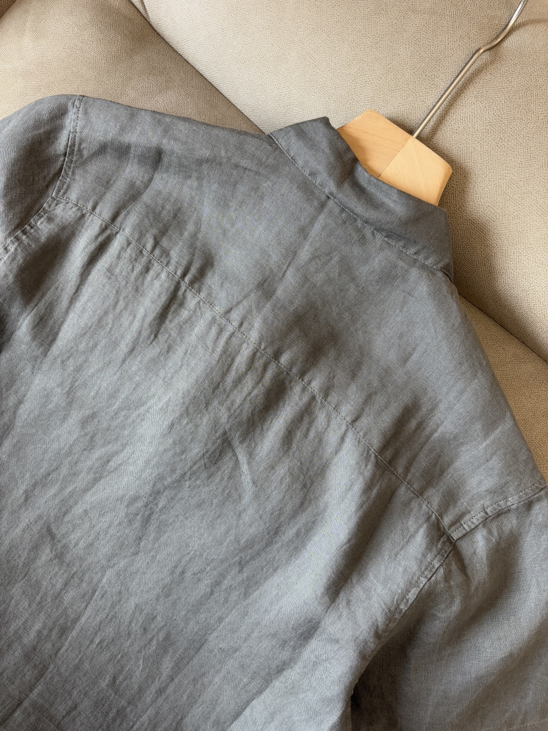 L家2025新款100%亚麻男士短袖，男装界的天花板，这款翻领麻料衫短袖精准到每一针的细腻工艺，完全区别