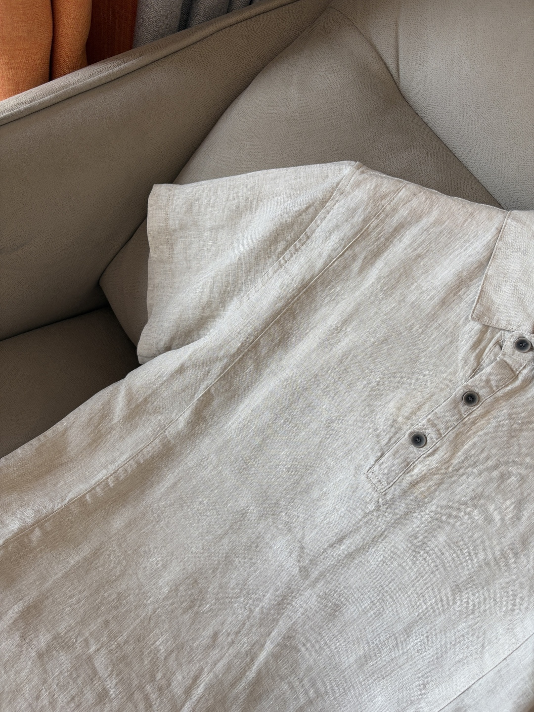 L家2025新款100%亚麻男士短袖，男装界的天花板，这款翻领麻料衫短袖精准到每一针的细腻工艺，完全区别