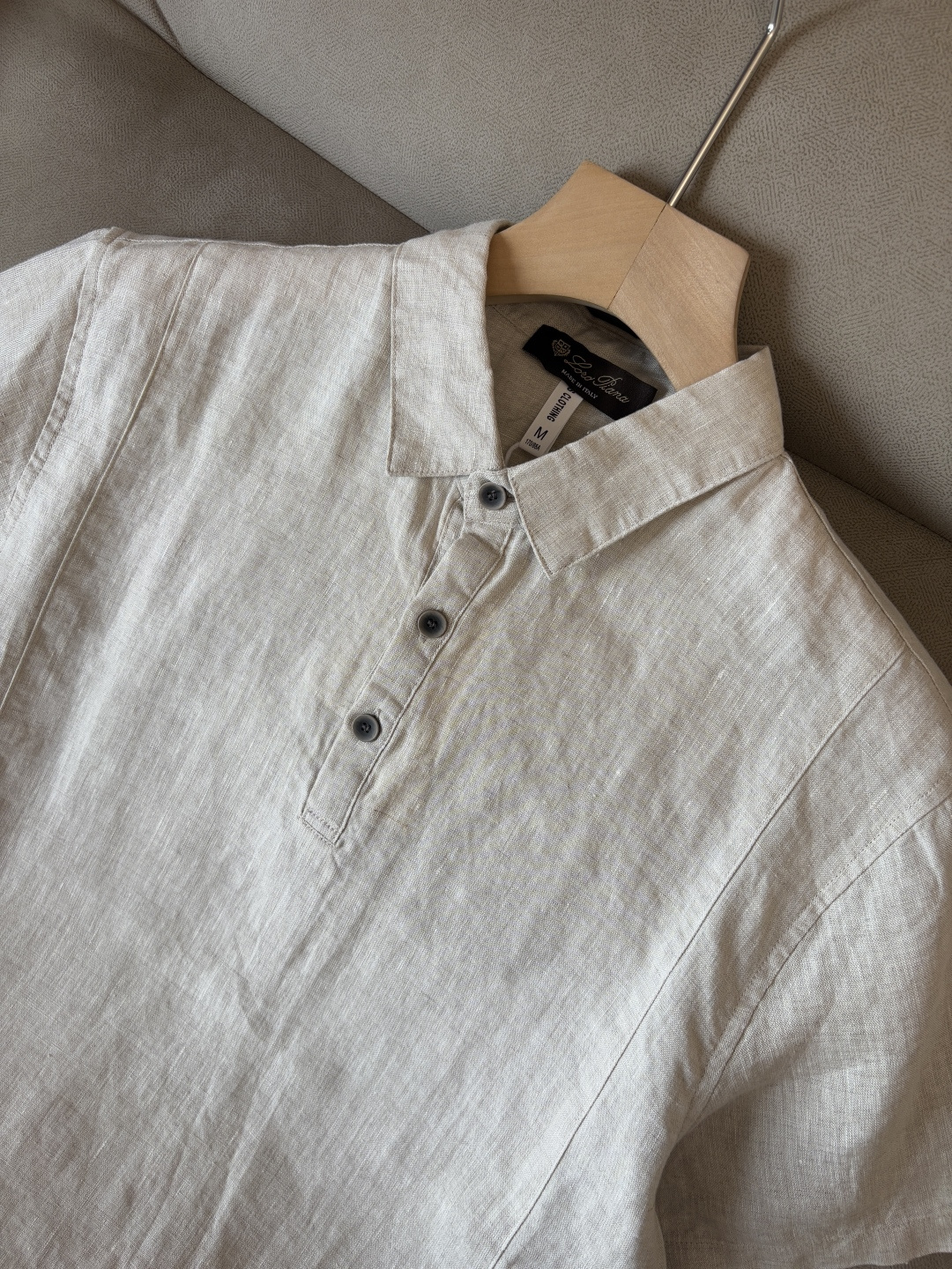 L家2025新款100%亚麻男士短袖，男装界的天花板，这款翻领麻料衫短袖精准到每一针的细腻工艺，完全区别