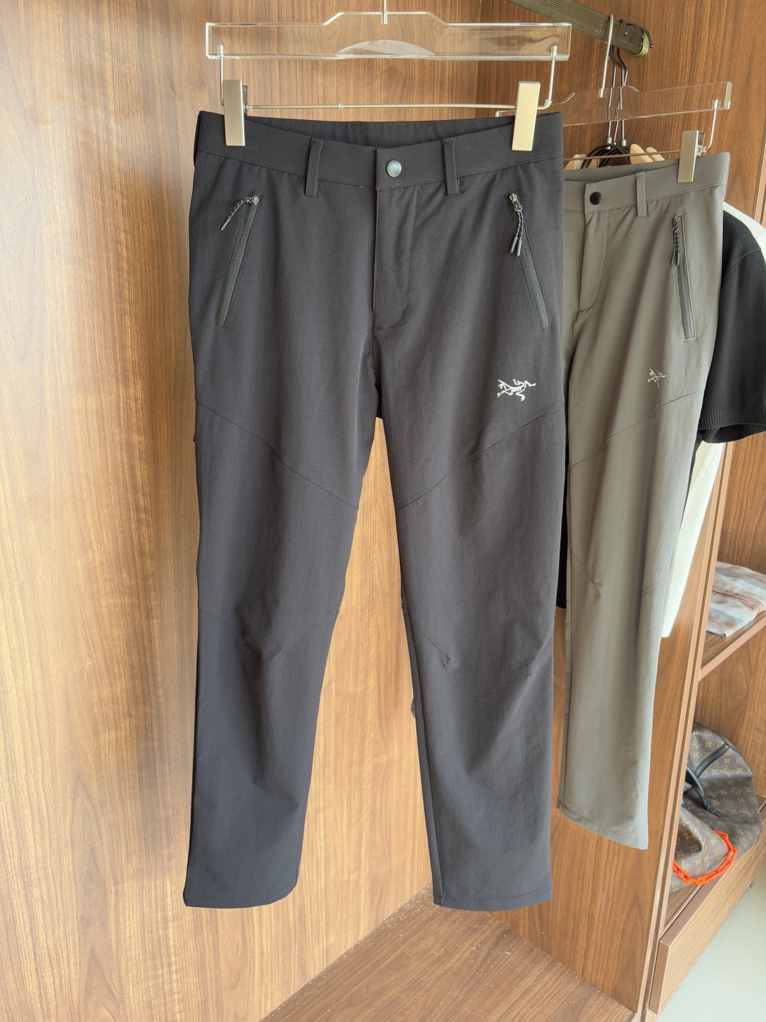 NO:478345,The official website of the ancestor is synchronized classic outdoor work pants super positive color overseas synchronized hairstyles This year's trends Imported technological fabrics M-XXXL,,alexander wang19860909始祖官网同步 经典户外 工装裤 颜色超级正 海外同步发型 今年流行趋势 进口科技面料 M-XXXL,,alexander wang,Men's clothing