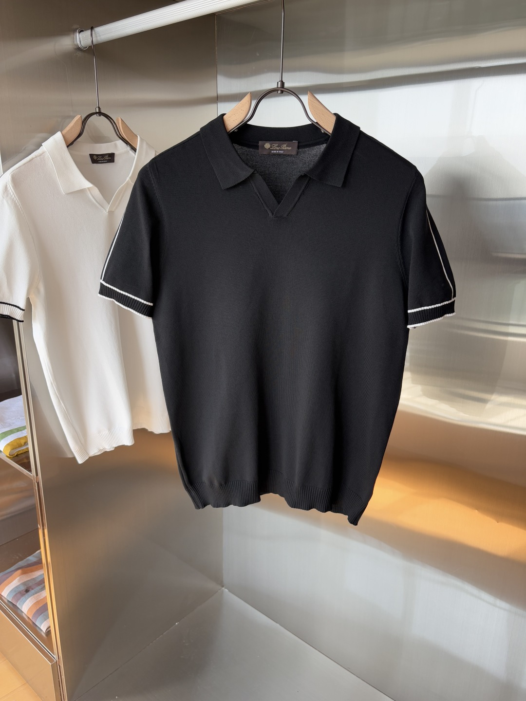 NO:473041,Time-consuming King' diamond jacquard design selects ultra-fine high-quality yarn lapel short-sleeved men's collection 'Time-consuming King' round neck and elegant craftsmanship, which is high-end when touching the skin. Craftsmanship and diamond hollow jacquard, three-dimensional diamond jacquard that takes several months to carve, woven architectural aesthetic texture between warp and weft, and the light and shadow penetrate, showing low-key luxury when light and shadow penetrate, and every move shows low-key luxury. Classic grid lapel short-sleeved design Simple lapel outlines neat lines, short-sleeved cut adapts to multiple scenes - layered suits during business meetings show elegance, casual wear reveals gentleman's taste, and the collection style never fades. The ultimate quality testimony of details Precision turning ensures that the seams are flat, the bone position is reinforced and durable without deformation; the neckline threads have been washed and tested, and they are still as crisp as new as they wear for a long time, and every detail is a testimony of 'time-consuming'. Code M-3XL001  020, T-shirt,business suit,alexander wang19860909耗时王”菱形提花设计甄选超细优质纱线翻领短袖男士典藏款「耗时王」圆领奢雅工艺,触肤即高阶. 匠心底蕴菱形镂空提花 耗时数月雕琢的立体菱形提花,经纬间织就建筑美学肌理,光影穿透时显隐交错,举手投足尽展低调奢华. 经典型格翻领短袖设计 简约翻领勾勒利落线条,短袖剪裁适配多场景——商务会晤时叠搭西装显儒雅,休闲时光单穿流露绅士品味,典藏款型永不褪色. 细节至臻品质见证 精密车工确保接缝平整,骨位加固耐穿不变形；领口螺纹经水洗测试,久穿仍挺括如新,每一处细节皆为「耗时」证言. 码数M-3XL001 020,,T-shirt,business suit,alexander wang,Men's clothing