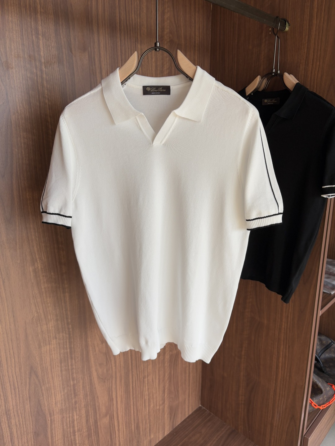 NO:478351,Time-consuming King' diamond jacquard design selects ultra-fine high-quality yarn lapel short-sleeved men's collection 'Time-consuming King' round neck and elegant craftsmanship, which is high-end when touching the skin. Craftsmanship and diamond hollow jacquard, three-dimensional diamond jacquard that takes several months to carve, woven architectural aesthetic texture between warp and weft, and the light and shadow penetrate, showing low-key luxury when light and shadow penetrate, and every move shows low-key luxury. Classic grid lapel short-sleeved design Simple lapel outlines neat lines, short-sleeved cut adapts to multiple scenes - layered suits during business meetings show elegance, casual wear reveals gentleman's taste, and the collection style never fades. The ultimate quality testimony of details Precision turning ensures that the seams are flat, the bone position is reinforced and durable without deformation; the neckline threads have been washed and tested, and they are still as crisp as new as they wear for a long time, and every detail is a testimony of 'time-consuming'. Code M-3XL001  020, T-shirt,business suit,alexander wang19860909耗时王”菱形提花设计甄选超细优质纱线翻领短袖男士典藏款「耗时王」圆领奢雅工艺,触肤即高阶. 匠心底蕴菱形镂空提花 耗时数月雕琢的立体菱形提花,经纬间织就建筑美学肌理,光影穿透时显隐交错,举手投足尽展低调奢华. 经典型格翻领短袖设计 简约翻领勾勒利落线条,短袖剪裁适配多场景——商务会晤时叠搭西装显儒雅,休闲时光单穿流露绅士品味,典藏款型永不褪色. 细节至臻品质见证 精密车工确保接缝平整,骨位加固耐穿不变形；领口螺纹经水洗测试,久穿仍挺括如新,每一处细节皆为「耗时」证言. 码数M-3XL001 020,,T-shirt,business suit,alexander wang,Men's clothing