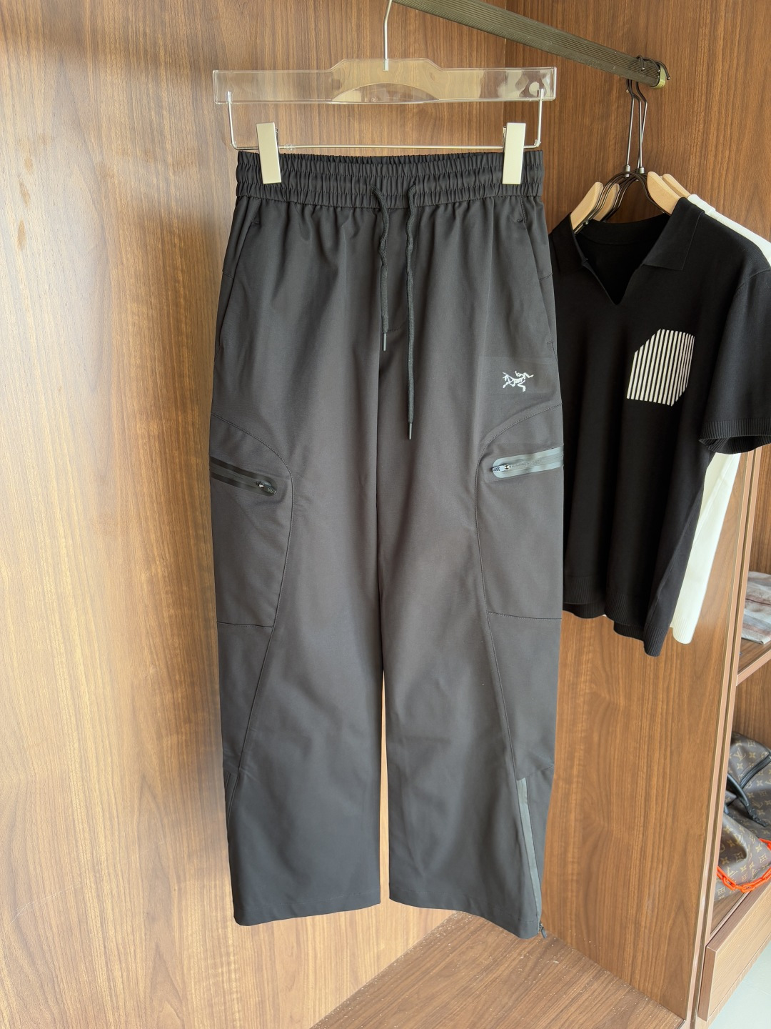 NO:478357,The official website of the ancestor is synchronized classic outdoor work pants super positive color overseas synchronized hairstyles This year's trends Imported technological fabrics S-XL,,alexander wang19860909始祖官网同步 经典户外 工装裤 颜色超级正 海外同步发型 今年流行趋势 进口科技面料 S-XL,,alexander wang,Men's clothing