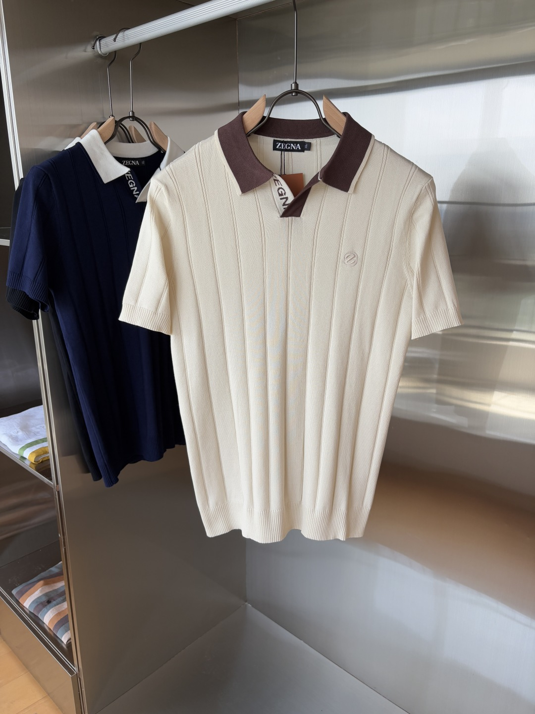 NO:473054,Time-consuming King' diamond jacquard design selects ultra-fine high-quality yarn lapel short-sleeved men's collection 'Time-consuming King' round neck and elegant craftsmanship, which touches the skin with high-end style. The ingenuity of diamond hollow jacquard is a three-dimensional diamond jacquard that takes months to carve. The architectural aesthetic texture is weaved between warp and weft. The light and shadow penetrate through, and the gestures show low-key luxury. Classic grid lapel short-sleeved design Simple lapel outlines neat lines, and short-sleeved tailoring is suitable for multiple scenes - the layered suit during business meetings shows elegance, casual wear reveals gentleman's taste, and the collection style never fades. The ultimate quality testimony of details Precision turning ensures that the seams are flat, the bone position is reinforced and durable without deformation; the neckline threads have been washed and tested, and they are still as crisp as new as they wear for a long time, and every detail is a testimony of 'time-consuming'.  Code number L-4XL, T-shirt, business suit, alexander wang19860909耗时王”菱形提花设计甄选超细优质纱线翻领短袖男士典藏款「耗时王」圆领奢雅工艺,触肤即高阶. 匠心底蕴菱形镂空提花 耗时数月雕琢的立体菱形提花,经纬间织就建筑美学肌理,光影穿透时显隐交错,举手投足尽展低调奢华. 经典型格翻领短袖设计 简约翻领勾勒利落线条,短袖剪裁适配多场景——商务会晤时叠搭西装显儒雅,休闲时光单穿流露绅士品味,典藏款型永不褪色. 细节至臻品质见证 精密车工确保接缝平整,骨位加固耐穿不变形；领口螺纹经水洗测试,久穿仍挺括如新,每一处细节皆为「耗时」证言. 码数L-4XL,,T-shirt,business suit,alexander wang,Men's clothing