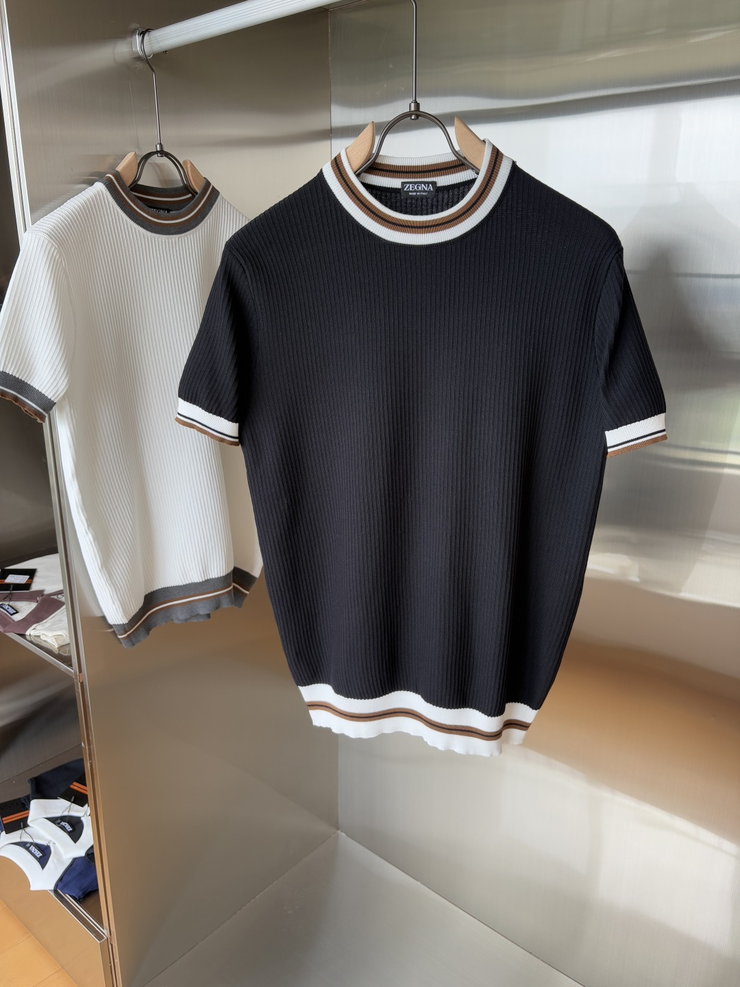 NO:473058,Time-consuming King' diamond jacquard design selects ultra-fine high-quality yarn lapel short-sleeved men's collection 'Time-consuming King' round neck and elegant craftsmanship, which is high-end when touching the skin. Craftsmanship and diamond hollow jacquard, three-dimensional diamond jacquard that takes several months to carve, woven architectural aesthetic texture between warp and weft, and the light and shadow penetrate, showing low-key luxury when light and shadow penetrate, and every move shows low-key luxury. Classic grid lapel short-sleeved design Simple lapel outlines neat lines, short-sleeved cut adapts to multiple scenes - layered suits during business meetings show elegance, casual wear reveals gentleman's taste, and the collection style never fades. The ultimate quality testimony of details Precision turning ensures that the seams are flat, the bone position is reinforced and durable without deformation; the neckline threads have been washed and tested, and they are still as crisp as new as they wear for a long time, and every detail is a testimony of 'time-consuming'. Code M-3XL001  020, T-shirt,business suit,alexander wang19860909耗时王”菱形提花设计甄选超细优质纱线翻领短袖男士典藏款「耗时王」圆领奢雅工艺,触肤即高阶. 匠心底蕴菱形镂空提花 耗时数月雕琢的立体菱形提花,经纬间织就建筑美学肌理,光影穿透时显隐交错,举手投足尽展低调奢华. 经典型格翻领短袖设计 简约翻领勾勒利落线条,短袖剪裁适配多场景——商务会晤时叠搭西装显儒雅,休闲时光单穿流露绅士品味,典藏款型永不褪色. 细节至臻品质见证 精密车工确保接缝平整,骨位加固耐穿不变形；领口螺纹经水洗测试,久穿仍挺括如新,每一处细节皆为「耗时」证言. 码数M-3XL001 020,,T-shirt,business suit,alexander wang,Men's clothing