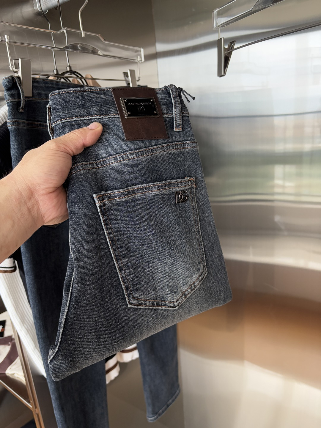 NO:461097,A super stylish jeans, customized original washing denim fabric, unique design, top-grade embroidery craft letter pattern logo, original hardware and auxiliary decoration, an extremely superior jeans, the materials and craftsmanship are extremely luxurious and exquisite, the grade is extremely high, the upper body is handsome and stylish, recommended, 003 yards 28-38 without 35; 37, jeans, alexander wang19860909超级有范儿的一款牛仔裤,定制原版水洗牛仔面料,独特设计,顶级刺绣工艺字母图案logo,原版五金辅料装饰,极为翘楚的一款牛仔裤,用料与工艺都极致奢华精湛,档次极高,上身帅气有型,推荐,003码数28-38没35；37,,jeans,alexander wang,Men's clothing