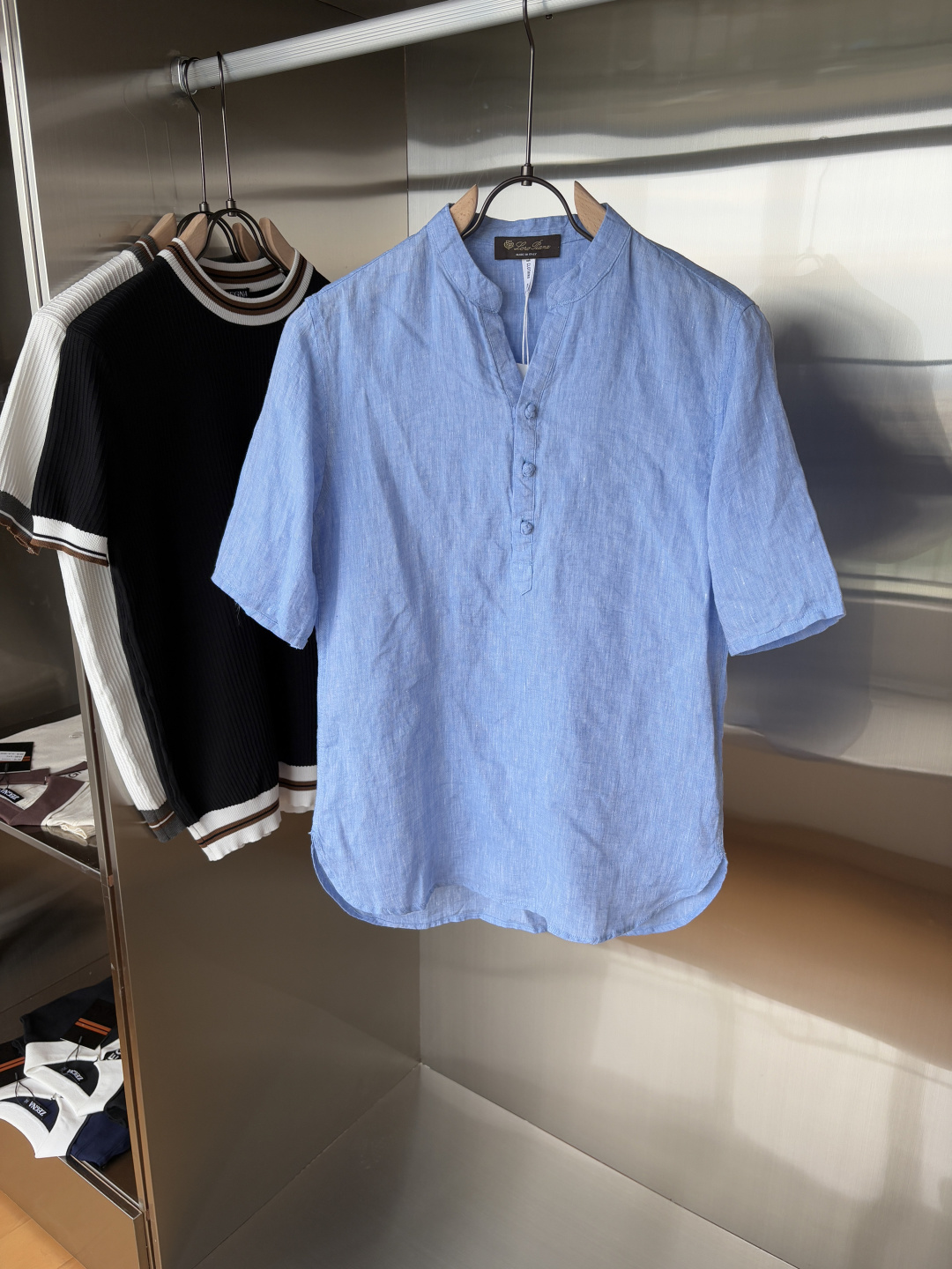 NO:461102,L's new linen men's short-sleeved sleeves, the ceiling of the men's clothing industry, this lapel linen shirt has a delicate craftsmanship precision in each needle, completely different from ordinary fabric cutting. The lines are smooth, the style is crisp, perfectly modifying the body, and the classic lapel design is simple but not atmospheric. The texture is silky, close to the body, skin-friendly and breathable!  Whether it is daily going out or business leisure, you can easily control it, demonstrating the elegant temperament of a man!  Code number M-3XL (48-56), louis vuitton, T-shirt, alexander wang19860909L家2025新款亚麻男士短袖,男装界的天花板,这款翻领麻料衫短袖精准到每一针的细腻工艺,完全区别于普通面料裁剪.线条流畅,版型挺括,完美修饰身形,经典翻领设计,简约而不失大气.质感丝滑,贴身亲肤透气！无论是日常出街还是商务休闲,都能轻松驾驭,彰显男士优雅气质！ 码数M-3XL（48-56）,,louis vuitton,T-shirt,alexander wang,Men's clothing