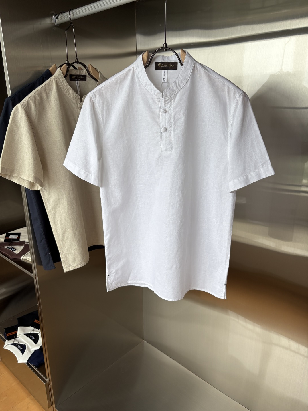 NO:463691,LP cotton and linen men's short sleeves, the ceiling of men's clothing industry, this lapel linen shirt has a delicate craftsmanship that is accurate to each needle, completely different from ordinary fabric cutting. The lines are smooth, the style is crisp, perfectly modifying the body, and the classic lapel design is simple but not atmospheric. The texture is silky, close to the body, skin-friendly and breathable!  Whether it is daily going out or business leisure, you can easily control it, demonstrating the elegant temperament of a man!  Code number M-3XL (48-56), loro piana, T-shirt, alexander wang19860909LP棉麻男士短袖,男装界的天花板,这款翻领麻料衫短袖精准到每一针的细腻工艺,完全区别于普通面料裁剪.线条流畅,版型挺括,完美修饰身形,经典翻领设计,简约而不失大气.质感丝滑,贴身亲肤透气！无论是日常出街还是商务休闲,都能轻松驾驭,彰显男士优雅气质！ 码数M-3XL（48-56）,,loro piana,T-shirt,alexander wang,Men's clothing