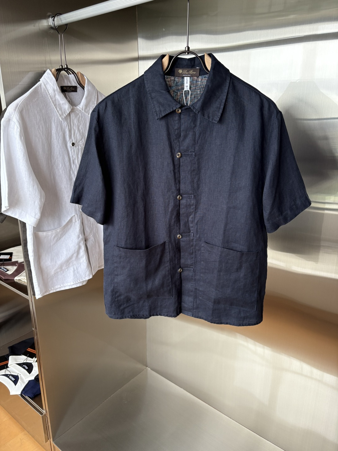 NO:463699,L's new linen men's short-sleeved sleeves, the ceiling of the men's clothing industry, this lapel linen shirt has a delicate craftsmanship precision in each needle, completely different from ordinary fabric cutting. The lines are smooth, the style is crisp, perfectly modifying the body, and the classic lapel design is simple but not atmospheric. The texture is silky, close to the body, skin-friendly and breathable!  Whether it is daily going out or business leisure, you can easily control it, demonstrating the elegant temperament of a man!  Code number M-3XL (48-56), louis vuitton, T-shirt, alexander wang19860909L家2025新款亚麻男士短袖,男装界的天花板,这款翻领麻料衫短袖精准到每一针的细腻工艺,完全区别于普通面料裁剪.线条流畅,版型挺括,完美修饰身形,经典翻领设计,简约而不失大气.质感丝滑,贴身亲肤透气！无论是日常出街还是商务休闲,都能轻松驾驭,彰显男士优雅气质！ 码数M-3XL（48-56）,,louis vuitton,T-shirt,alexander wang,Men's clothing