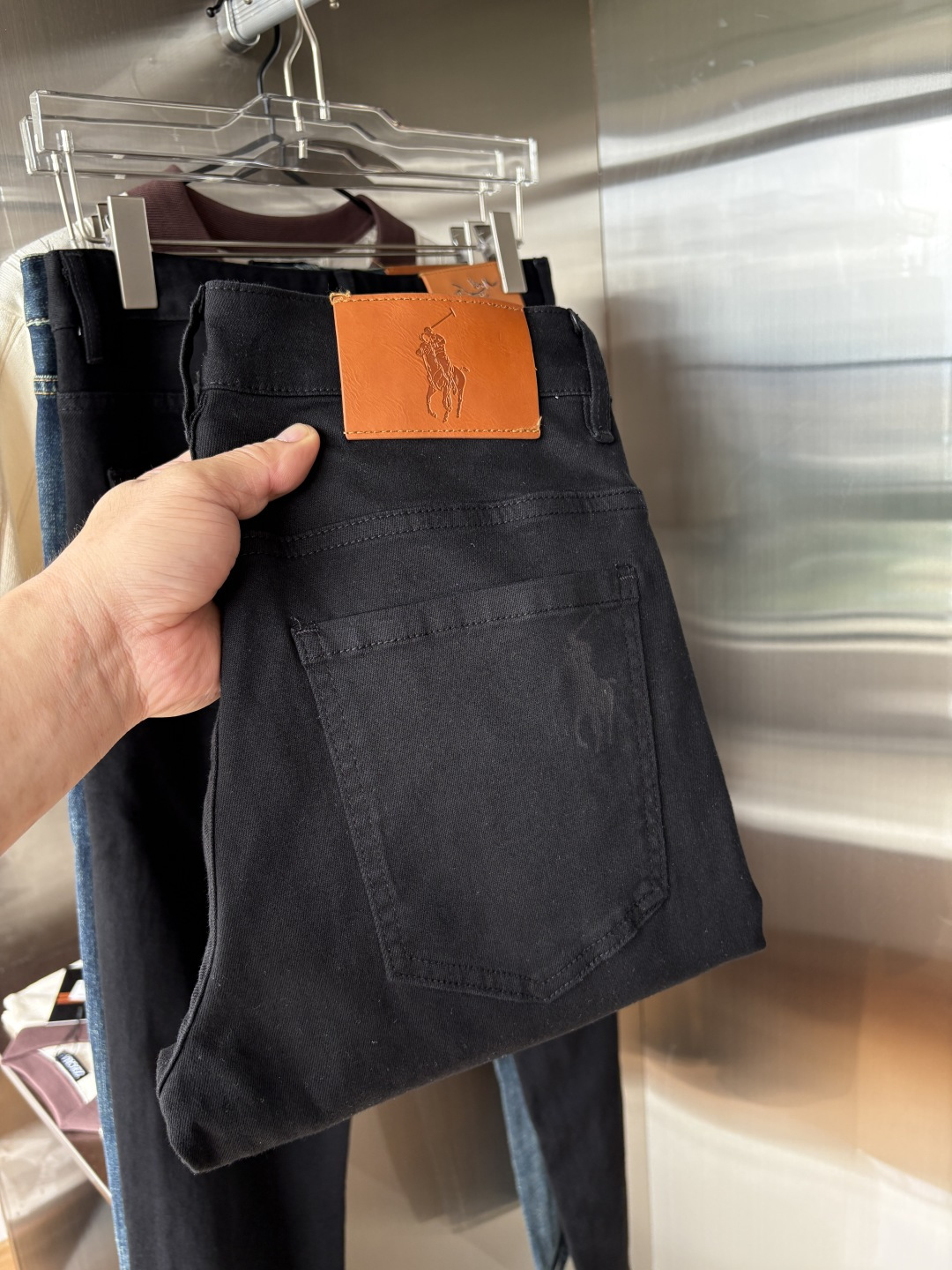 NO:467552,A super stylish jeans, customized original washing denim fabric, unique design, top-grade embroidery craft letter pattern logo, original hardware and auxiliary decoration, an extremely superior jeans, the materials and craftsmanship are extremely luxurious and exquisite, the grade is extremely high, the upper body is handsome and stylish, recommended, 005 yards 29-38 without 35; 37, jeans, alexander wang19860909超级有范儿的一款牛仔裤,定制原版水洗牛仔面料,独特设计,顶级刺绣工艺字母图案logo,原版五金辅料装饰,极为翘楚的一款牛仔裤,用料与工艺都极致奢华精湛,档次极高,上身帅气有型,推荐,005码数29-38没35；37,,jeans,alexander wang,Men's clothing